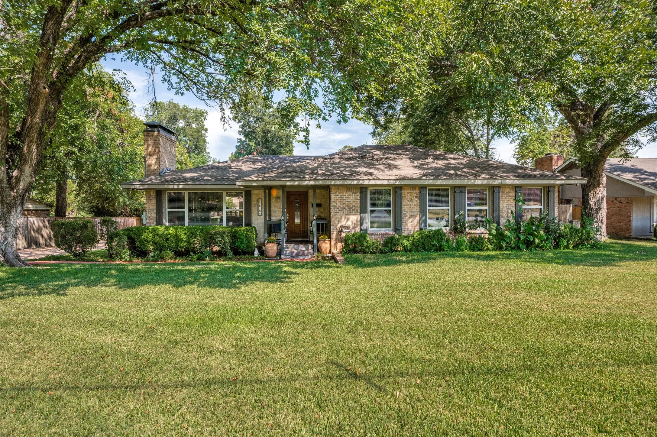 Single Family Residence For Sale in Dallas County , 1515 Francis Street, Carrollton, Texas 75006, 3 Bedroom, 2 Bathroom, 2 Garage spaces, 2,096 Sqft, built in 1951, mls#21368794, Real Estate Agent in Carrollton, Homes For Sale in Dallas county, Homes For Sale in Carrollton, Realtor in Carrollton Texas, Real Estate Brokerage Independent Realty Texas, Luminita Cordes Realtor