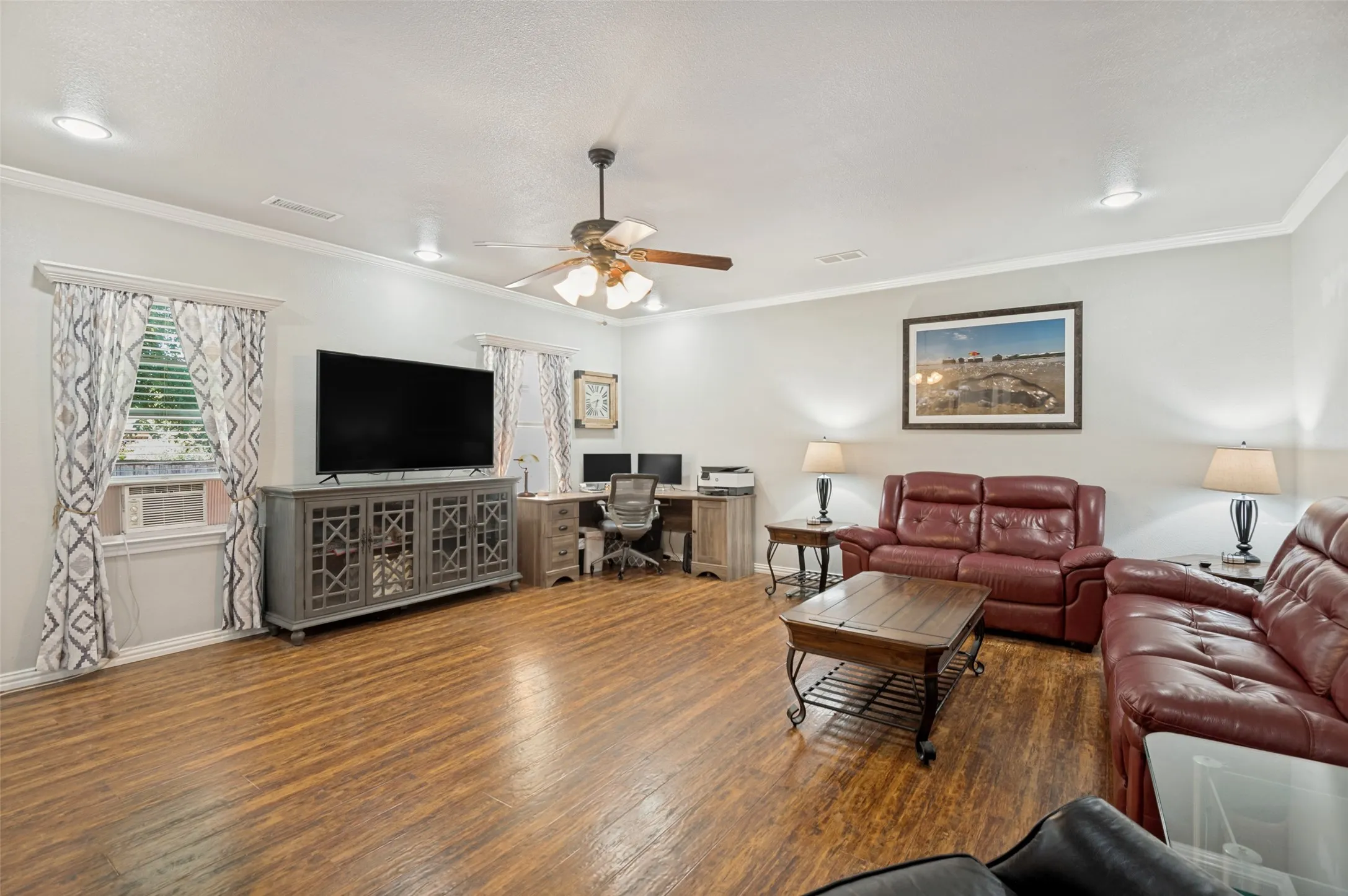 Single Family Residence For Sale in Dallas County , 1515 Francis Street, Carrollton, Texas 75006, 3 Bedroom, 2 Bathroom, 2 Garage spaces, 2,096 Sqft, built in 1951, mls#21368794, Real Estate Agent in Carrollton, Homes For Sale in Dallas county, Homes For Sale in Carrollton, Realtor in Carrollton Texas, Real Estate Brokerage Independent Realty Texas, Luminita Cordes Realtor