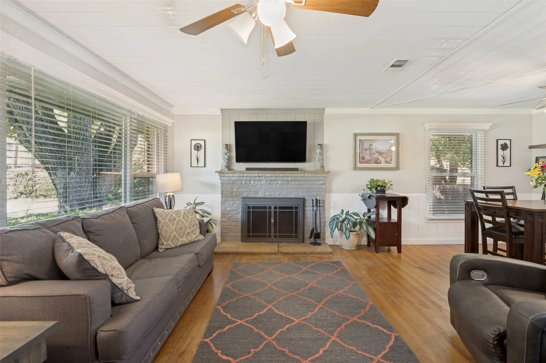 Single Family Residence For Sale in Dallas County , 1515 Francis Street, Carrollton, Texas 75006, 3 Bedroom, 2 Bathroom, 2 Garage spaces, 2,096 Sqft, built in 1951, mls#21368794, Real Estate Agent in Carrollton, Homes For Sale in Dallas county, Homes For Sale in Carrollton, Realtor in Carrollton Texas, Real Estate Brokerage Independent Realty Texas, Luminita Cordes Realtor