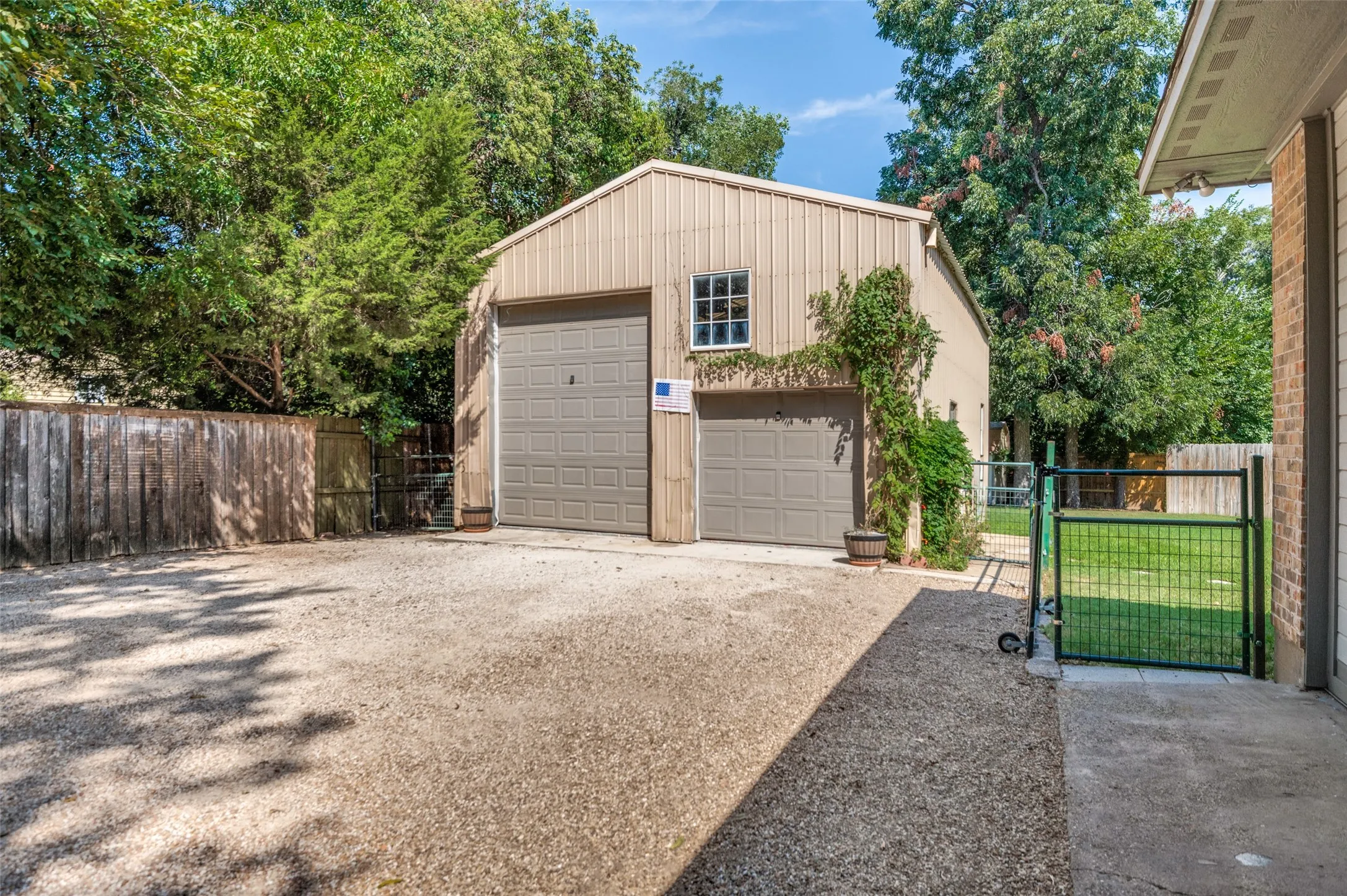 Single Family Residence For Sale in Dallas County , 1515 Francis Street, Carrollton, Texas 75006, 3 Bedroom, 2 Bathroom, 2 Garage spaces, 2,096 Sqft, built in 1951, mls#21368794, Real Estate Agent in Carrollton, Homes For Sale in Dallas county, Homes For Sale in Carrollton, Realtor in Carrollton Texas, Real Estate Brokerage Independent Realty Texas, Luminita Cordes Realtor
