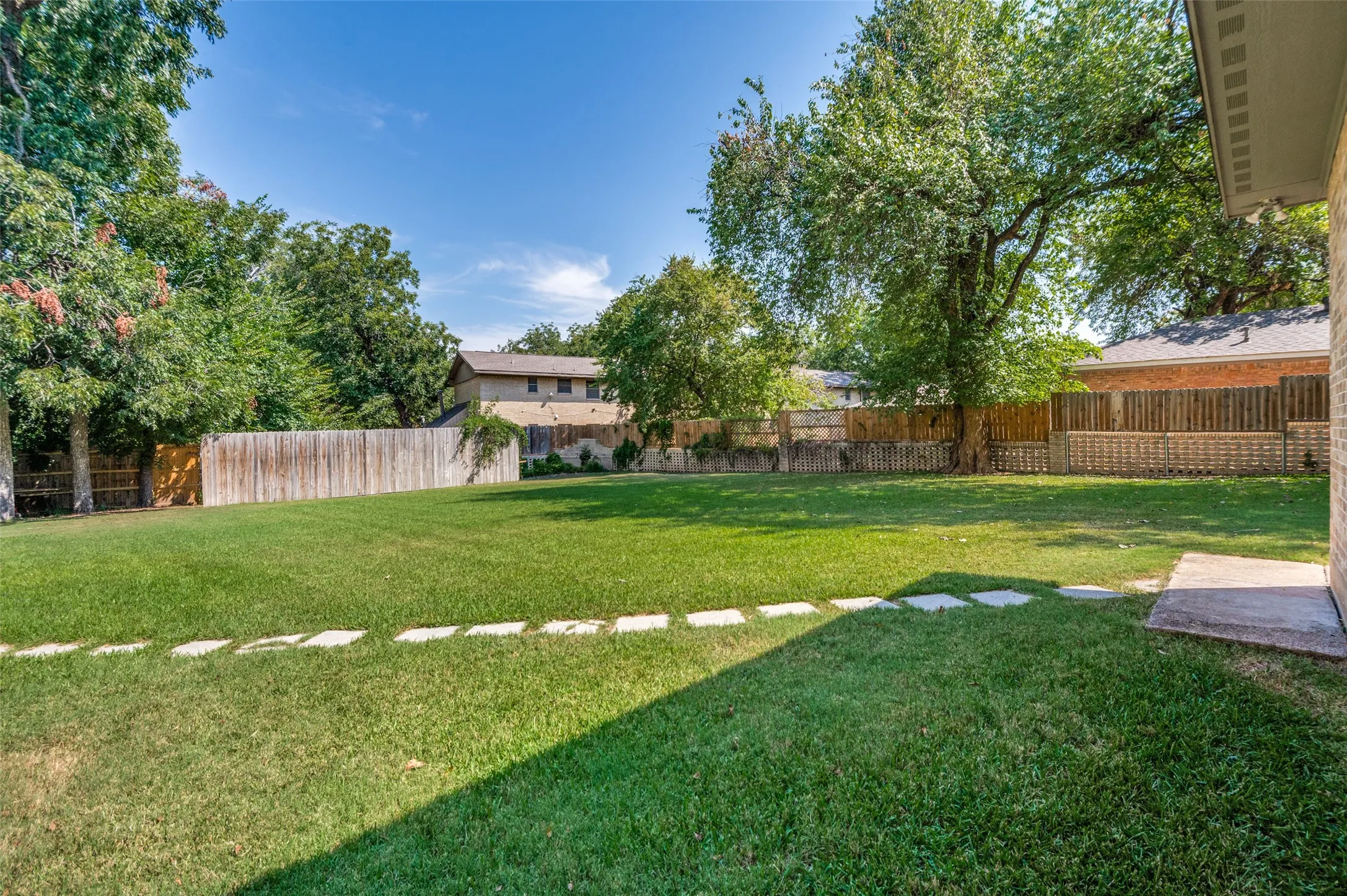 Single Family Residence For Sale in Dallas County , 1515 Francis Street, Carrollton, Texas 75006, 3 Bedroom, 2 Bathroom, 2 Garage spaces, 2,096 Sqft, built in 1951, mls#21368794, Real Estate Agent in Carrollton, Homes For Sale in Dallas county, Homes For Sale in Carrollton, Realtor in Carrollton Texas, Real Estate Brokerage Independent Realty Texas, Luminita Cordes Realtor