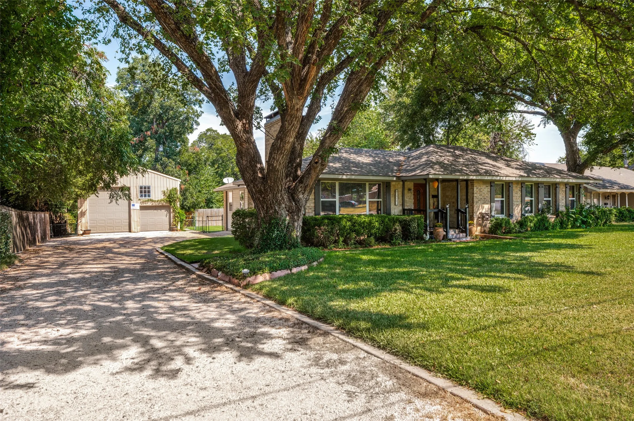 Single Family Residence For Sale in Dallas County , 1515 Francis Street, Carrollton, Texas 75006, 3 Bedroom, 2 Bathroom, 2 Garage spaces, 2,096 Sqft, built in 1951, mls#21368794, Real Estate Agent in Carrollton, Homes For Sale in Dallas county, Homes For Sale in Carrollton, Realtor in Carrollton Texas, Real Estate Brokerage Independent Realty Texas, Luminita Cordes Realtor