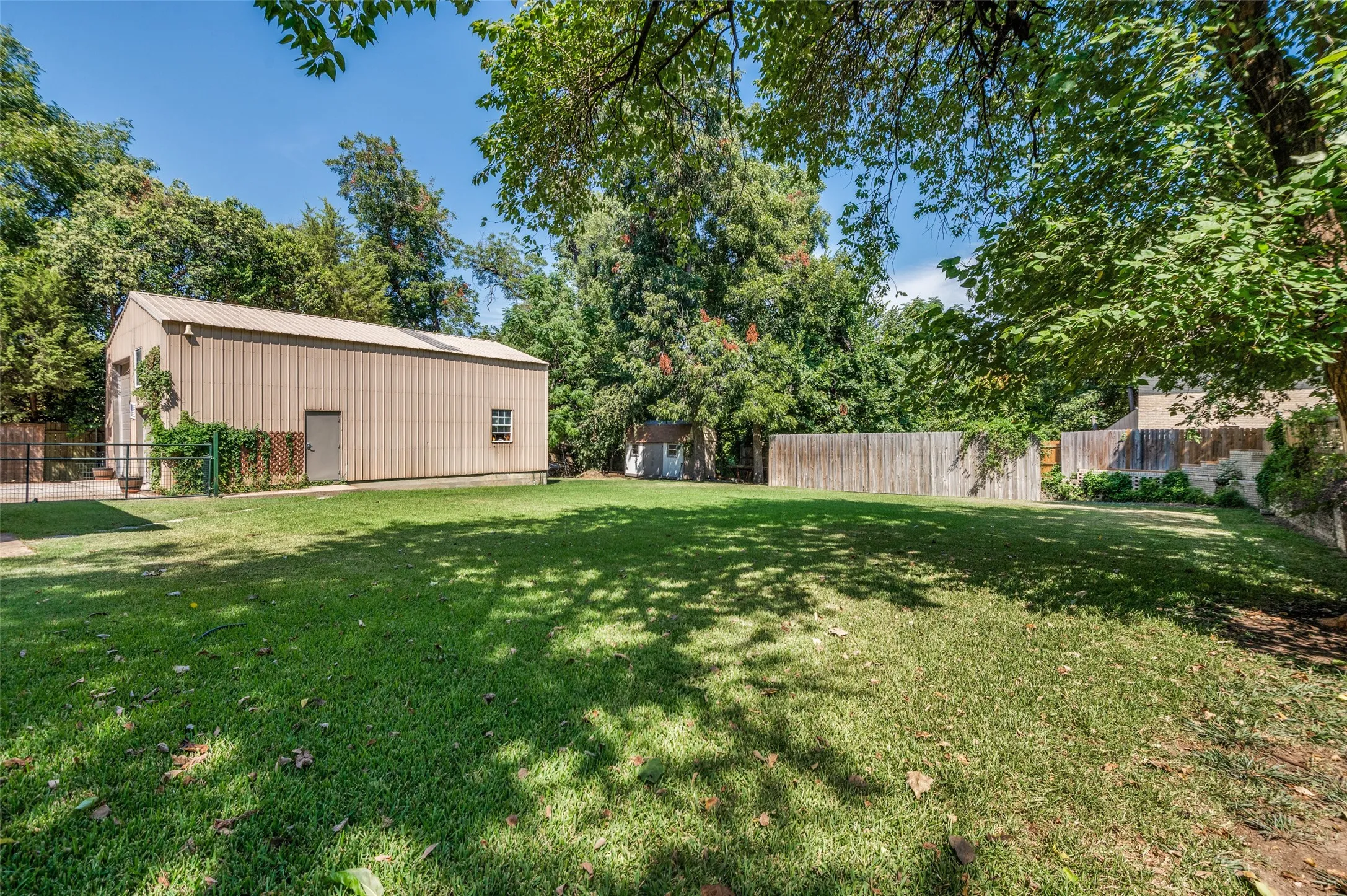 Single Family Residence For Sale in Dallas County , 1515 Francis Street, Carrollton, Texas 75006, 3 Bedroom, 2 Bathroom, 2 Garage spaces, 2,096 Sqft, built in 1951, mls#21368794, Real Estate Agent in Carrollton, Homes For Sale in Dallas county, Homes For Sale in Carrollton, Realtor in Carrollton Texas, Real Estate Brokerage Independent Realty Texas, Luminita Cordes Realtor