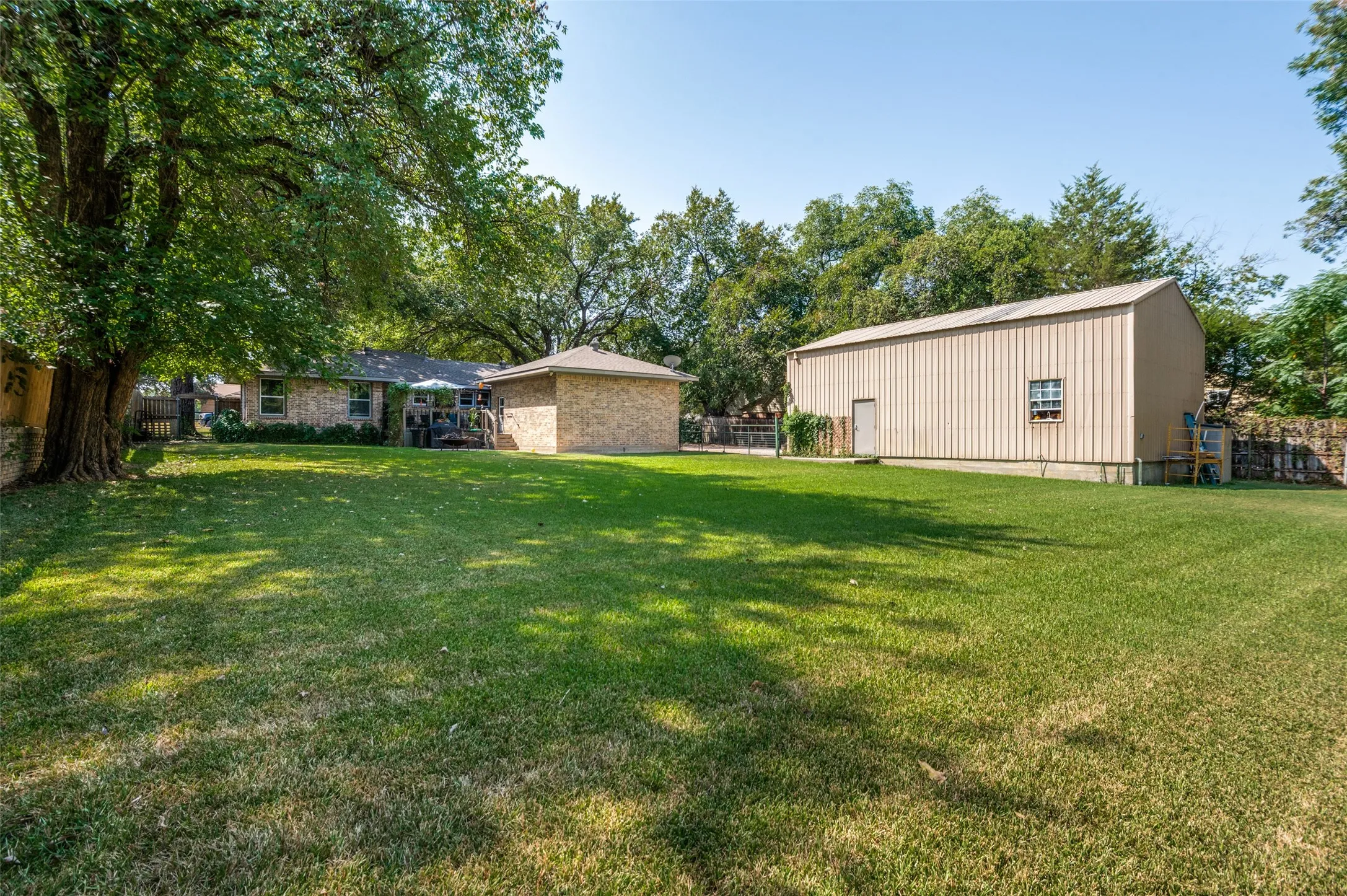 Single Family Residence For Sale in Dallas County , 1515 Francis Street, Carrollton, Texas 75006, 3 Bedroom, 2 Bathroom, 2 Garage spaces, 2,096 Sqft, built in 1951, mls#21368794, Real Estate Agent in Carrollton, Homes For Sale in Dallas county, Homes For Sale in Carrollton, Realtor in Carrollton Texas, Real Estate Brokerage Independent Realty Texas, Luminita Cordes Realtor