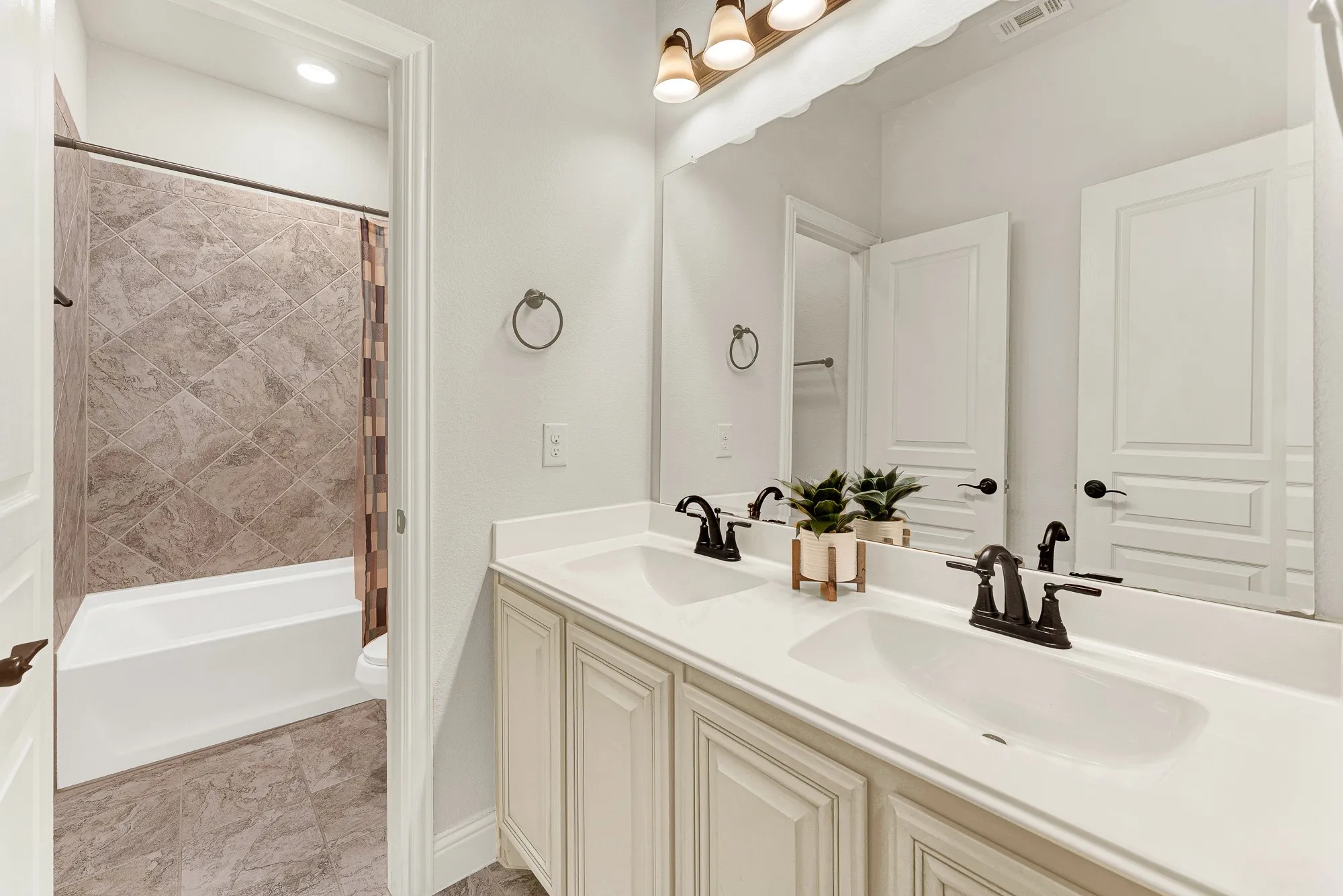 Single Family Residence For Sale in Dallas County , 6300 Sudbury Lane, Mesquite, Texas 75181, 4 Bedroom, 3 Bathroom, 3 Garage spaces, 3,250 Sqft, built in 2018, mls#21371278, Real Estate Agent in Mesquite, Homes For Sale in Dallas county, Homes For Sale in Mesquite, Realtor in Mesquite Texas, Real Estate Brokerage Independent Realty Texas, Luminita Cordes Realtor