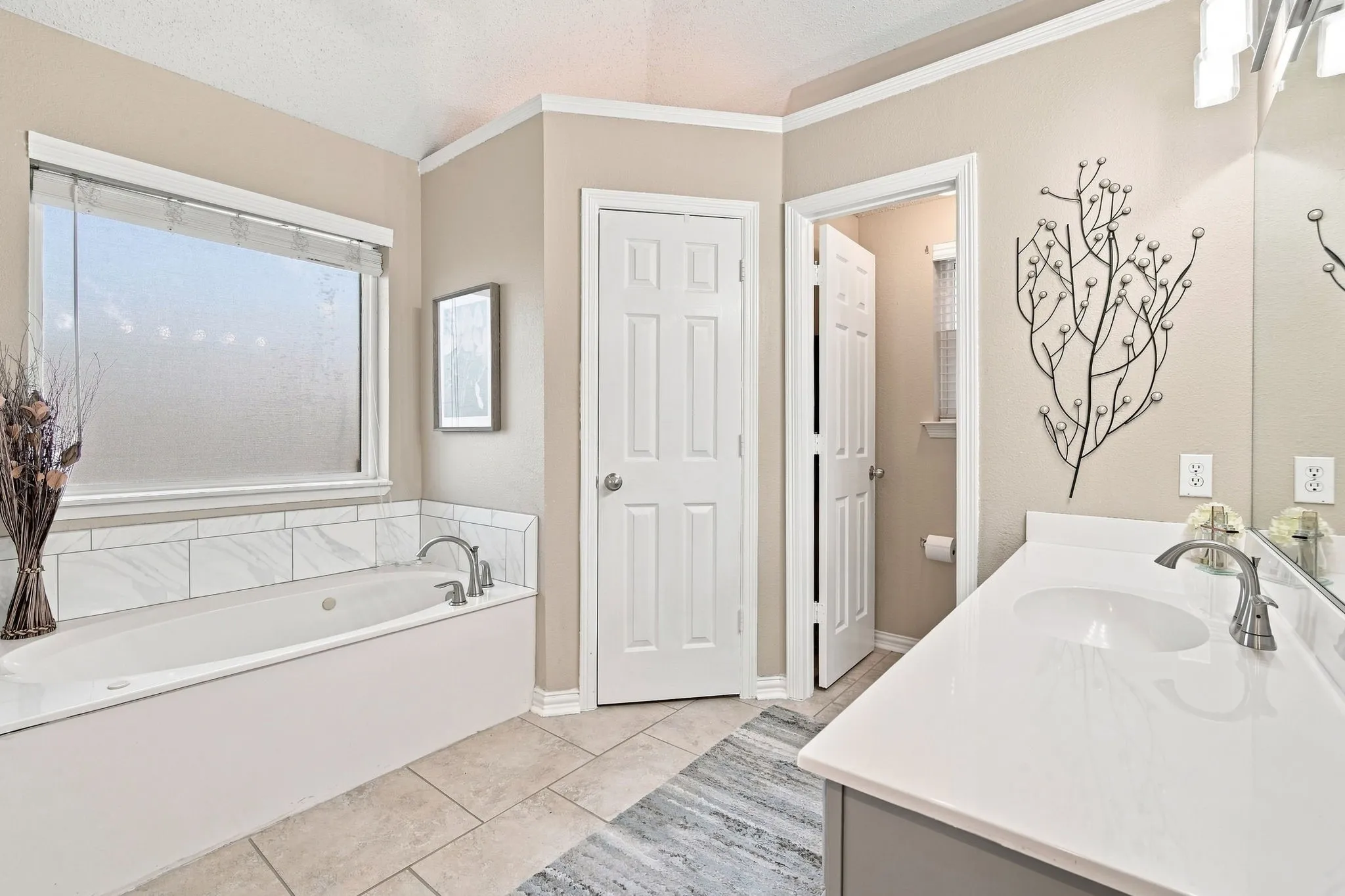 Single Family Residence For Sale in Ellis County , 214 Barbara Way, Red Oak, Texas 75154, 4 Bedroom, 3 Bathroom, 2 Garage spaces, 2,028 Sqft, built in 1993, mls#21371495, Real Estate Agent in Red Oak, Homes For Sale in Ellis county, Homes For Sale in Red Oak, Realtor in Red Oak Texas, Real Estate Brokerage Independent Realty Texas, Luminita Cordes Realtor