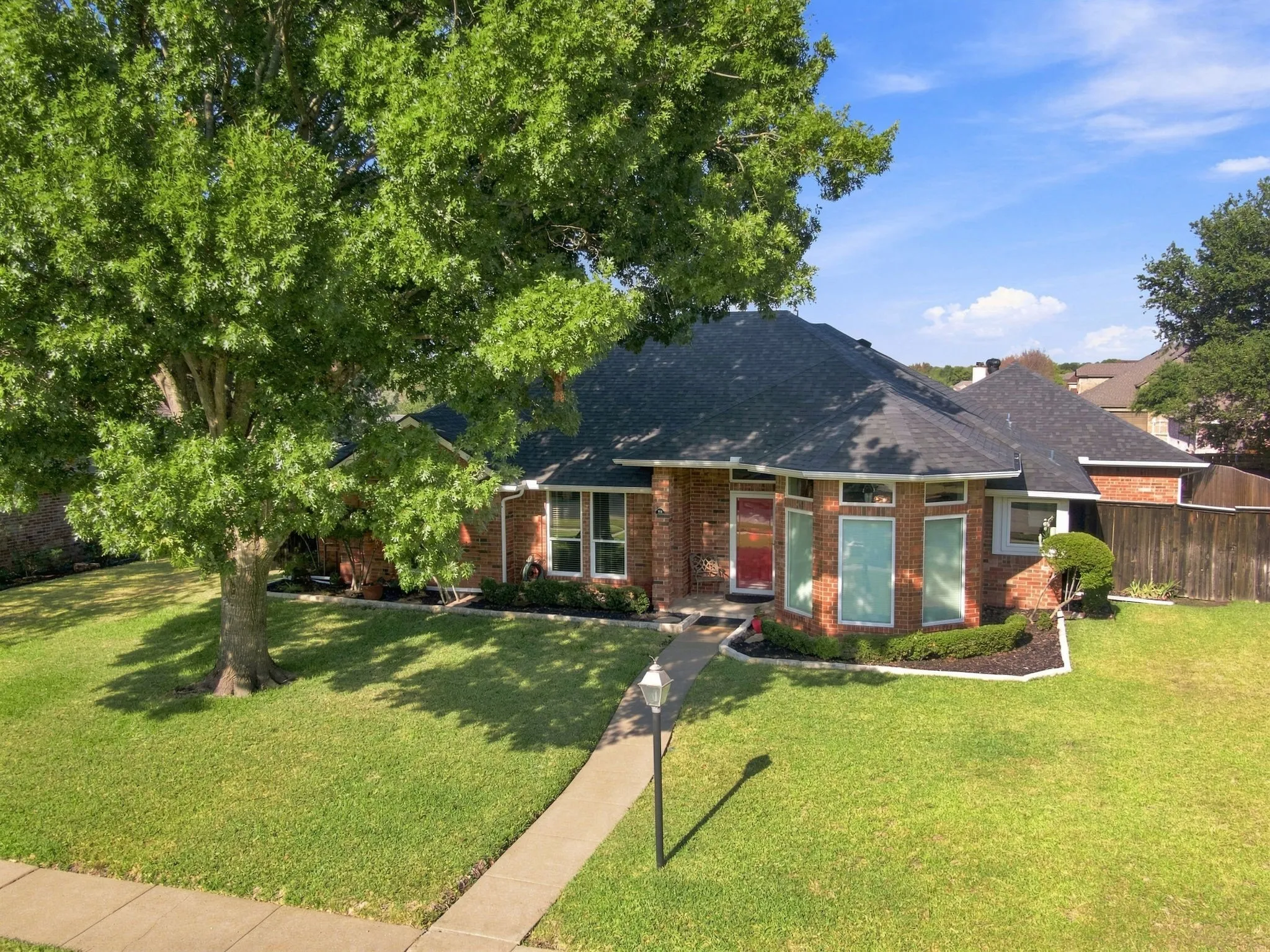 Single Family Residence For Sale in Ellis County , 214 Barbara Way, Red Oak, Texas 75154, 4 Bedroom, 3 Bathroom, 2 Garage spaces, 2,028 Sqft, built in 1993, mls#21371495, Real Estate Agent in Red Oak, Homes For Sale in Ellis county, Homes For Sale in Red Oak, Realtor in Red Oak Texas, Real Estate Brokerage Independent Realty Texas, Luminita Cordes Realtor