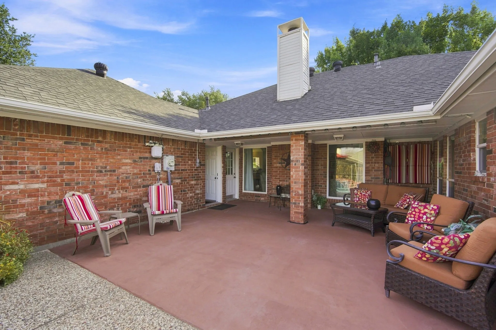 Single Family Residence For Sale in Ellis County , 214 Barbara Way, Red Oak, Texas 75154, 4 Bedroom, 3 Bathroom, 2 Garage spaces, 2,028 Sqft, built in 1993, mls#21371495, Real Estate Agent in Red Oak, Homes For Sale in Ellis county, Homes For Sale in Red Oak, Realtor in Red Oak Texas, Real Estate Brokerage Independent Realty Texas, Luminita Cordes Realtor
