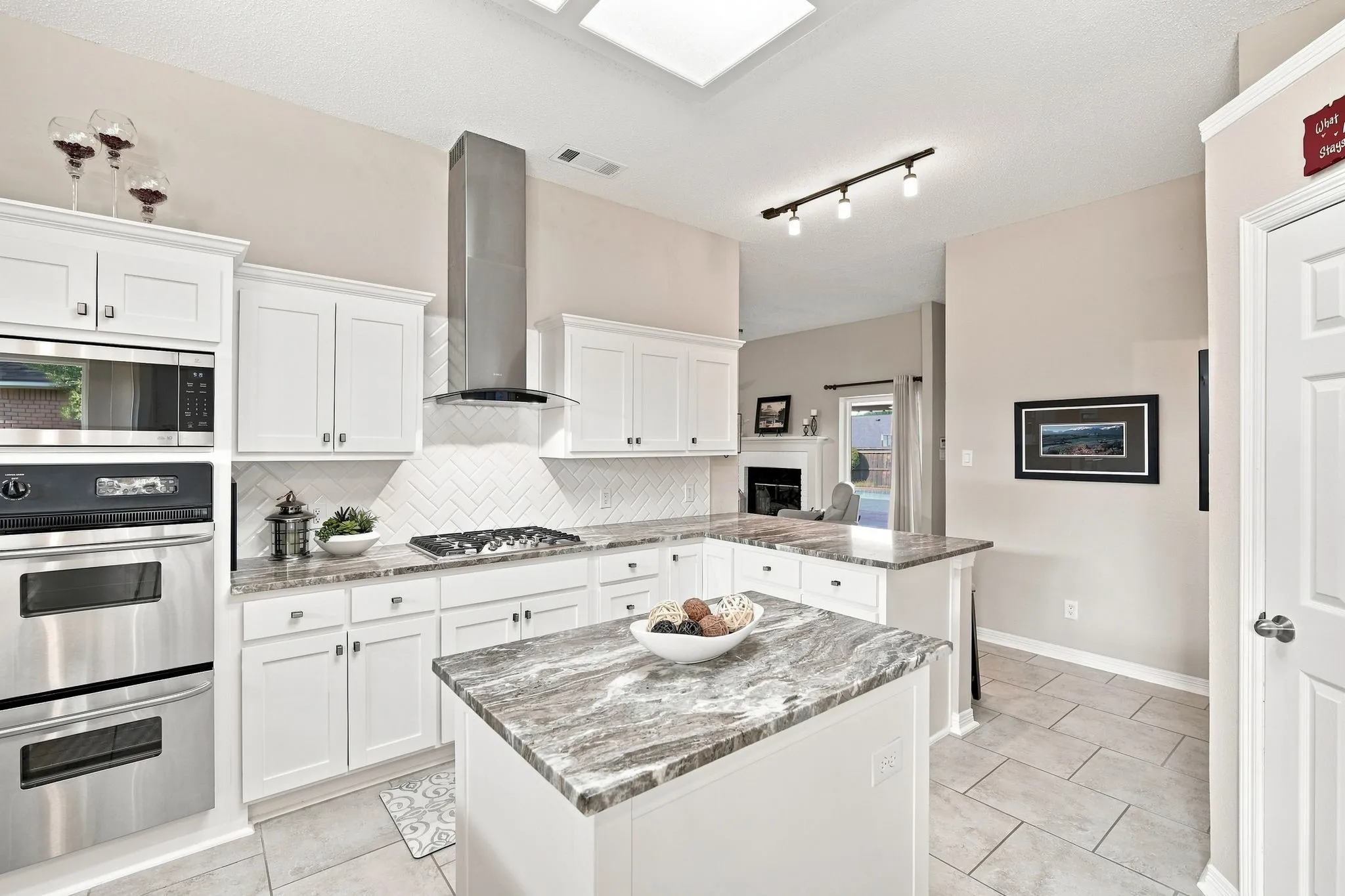 Single Family Residence For Sale in Ellis County , 214 Barbara Way, Red Oak, Texas 75154, 4 Bedroom, 3 Bathroom, 2 Garage spaces, 2,028 Sqft, built in 1993, mls#21371495, Real Estate Agent in Red Oak, Homes For Sale in Ellis county, Homes For Sale in Red Oak, Realtor in Red Oak Texas, Real Estate Brokerage Independent Realty Texas, Luminita Cordes Realtor