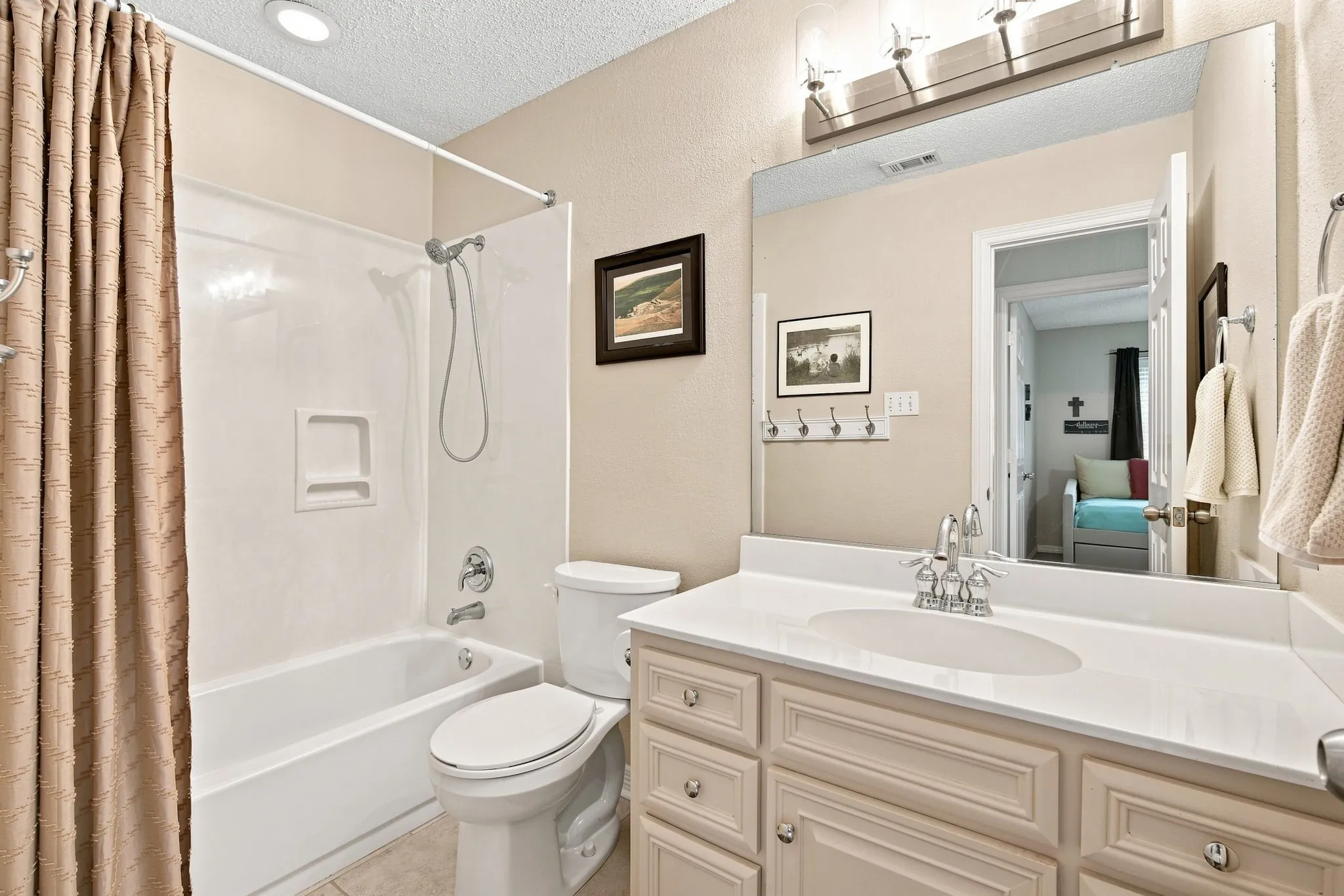 Single Family Residence For Sale in Ellis County , 214 Barbara Way, Red Oak, Texas 75154, 4 Bedroom, 3 Bathroom, 2 Garage spaces, 2,028 Sqft, built in 1993, mls#21371495, Real Estate Agent in Red Oak, Homes For Sale in Ellis county, Homes For Sale in Red Oak, Realtor in Red Oak Texas, Real Estate Brokerage Independent Realty Texas, Luminita Cordes Realtor