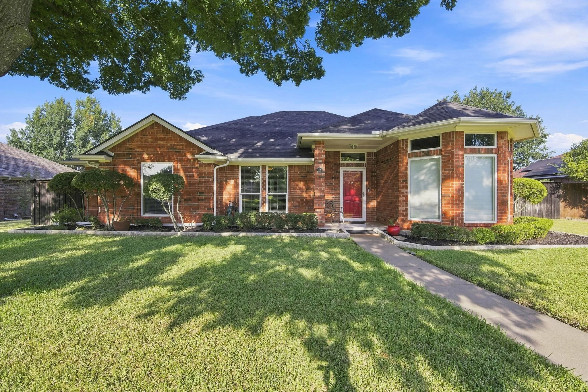 Single Family Residence For Sale in Ellis County , 214 Barbara Way, Red Oak, Texas 75154, 4 Bedroom, 3 Bathroom, 2 Garage spaces, 2,028 Sqft, built in 1993, mls#21371495, Real Estate Agent in Red Oak, Homes For Sale in Ellis county, Homes For Sale in Red Oak, Realtor in Red Oak Texas, Real Estate Brokerage Independent Realty Texas, Luminita Cordes Realtor