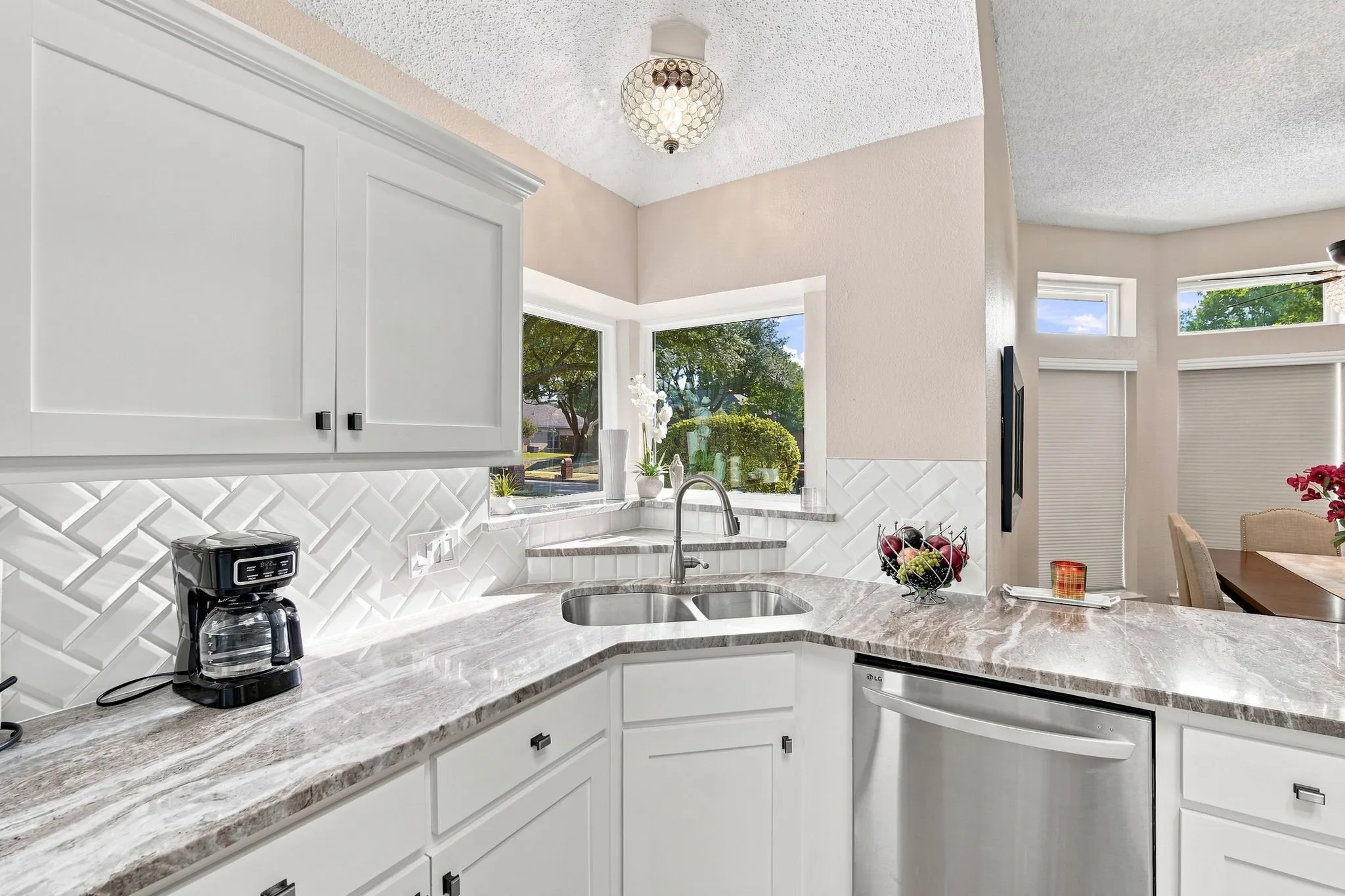 Single Family Residence For Sale in Ellis County , 214 Barbara Way, Red Oak, Texas 75154, 4 Bedroom, 3 Bathroom, 2 Garage spaces, 2,028 Sqft, built in 1993, mls#21371495, Real Estate Agent in Red Oak, Homes For Sale in Ellis county, Homes For Sale in Red Oak, Realtor in Red Oak Texas, Real Estate Brokerage Independent Realty Texas, Luminita Cordes Realtor