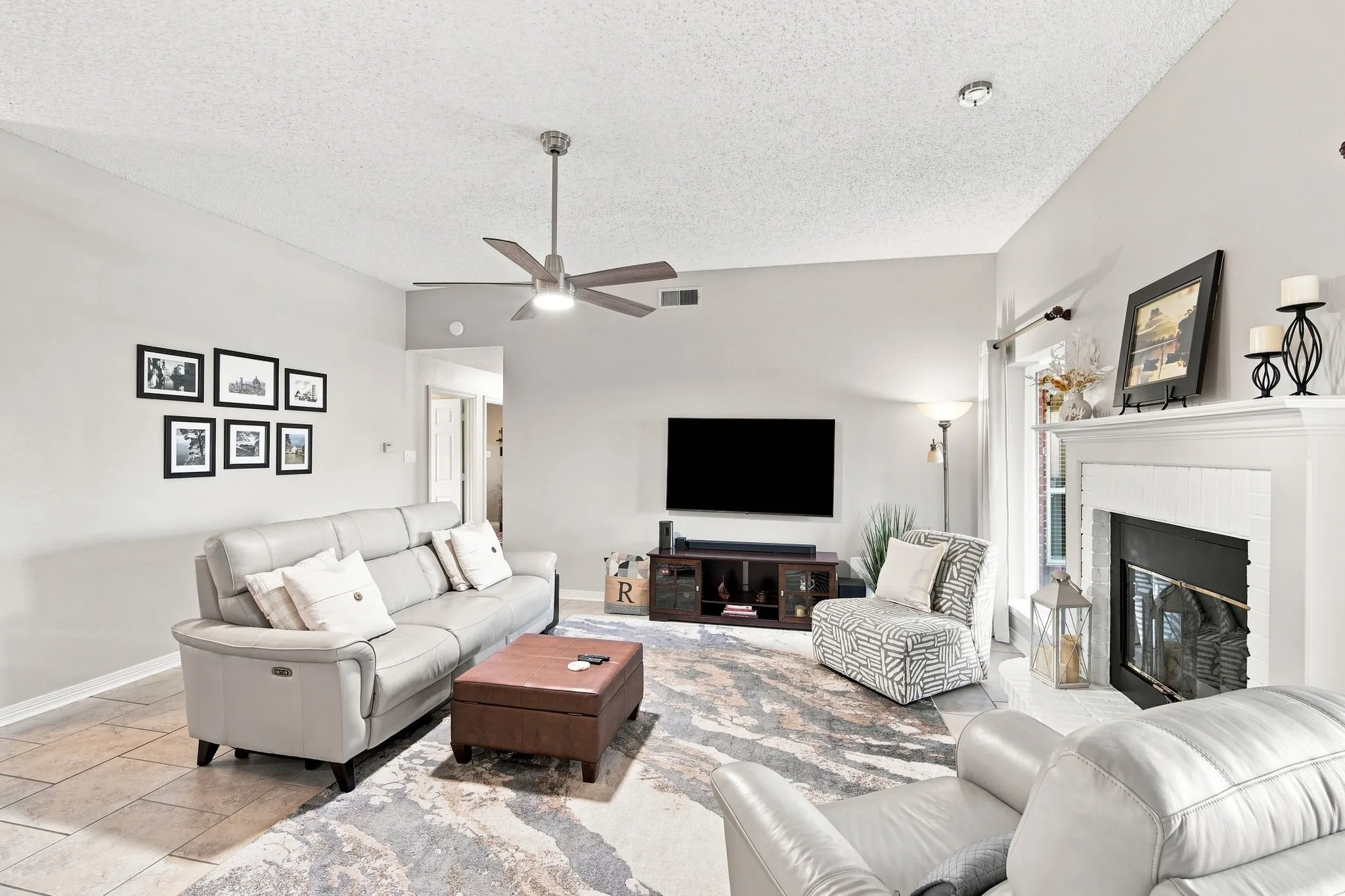 Single Family Residence For Sale in Ellis County , 214 Barbara Way, Red Oak, Texas 75154, 4 Bedroom, 3 Bathroom, 2 Garage spaces, 2,028 Sqft, built in 1993, mls#21371495, Real Estate Agent in Red Oak, Homes For Sale in Ellis county, Homes For Sale in Red Oak, Realtor in Red Oak Texas, Real Estate Brokerage Independent Realty Texas, Luminita Cordes Realtor