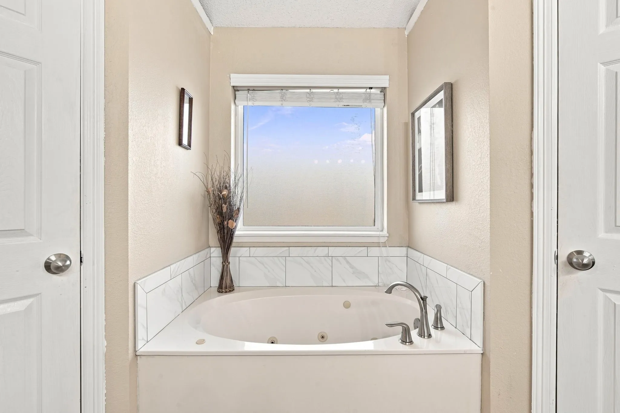 Single Family Residence For Sale in Ellis County , 214 Barbara Way, Red Oak, Texas 75154, 4 Bedroom, 3 Bathroom, 2 Garage spaces, 2,028 Sqft, built in 1993, mls#21371495, Real Estate Agent in Red Oak, Homes For Sale in Ellis county, Homes For Sale in Red Oak, Realtor in Red Oak Texas, Real Estate Brokerage Independent Realty Texas, Luminita Cordes Realtor
