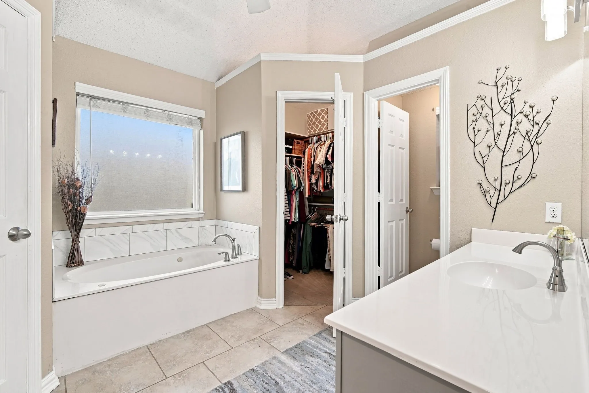 Single Family Residence For Sale in Ellis County , 214 Barbara Way, Red Oak, Texas 75154, 4 Bedroom, 3 Bathroom, 2 Garage spaces, 2,028 Sqft, built in 1993, mls#21371495, Real Estate Agent in Red Oak, Homes For Sale in Ellis county, Homes For Sale in Red Oak, Realtor in Red Oak Texas, Real Estate Brokerage Independent Realty Texas, Luminita Cordes Realtor
