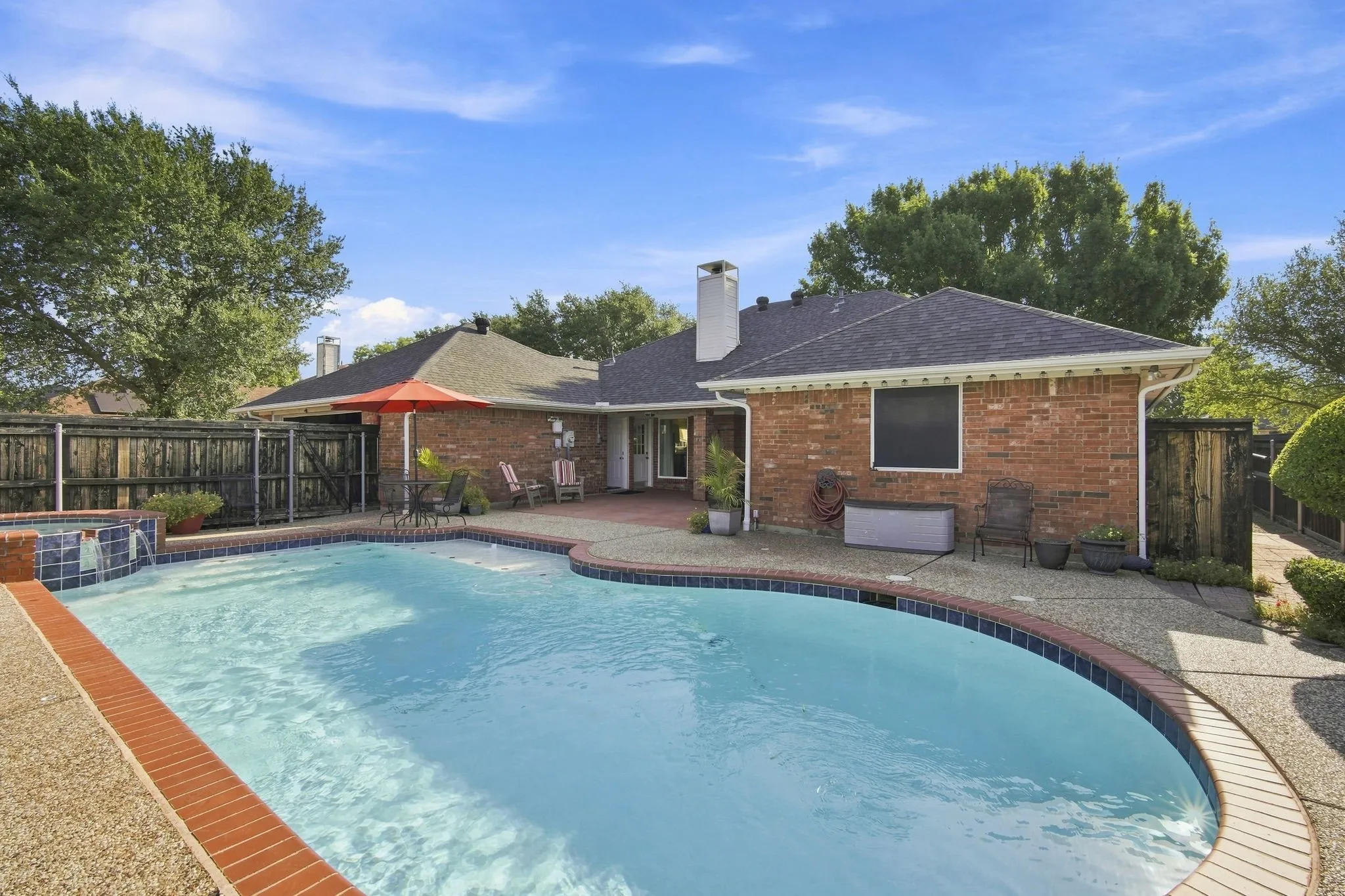 Single Family Residence For Sale in Ellis County , 214 Barbara Way, Red Oak, Texas 75154, 4 Bedroom, 3 Bathroom, 2 Garage spaces, 2,028 Sqft, built in 1993, mls#21371495, Real Estate Agent in Red Oak, Homes For Sale in Ellis county, Homes For Sale in Red Oak, Realtor in Red Oak Texas, Real Estate Brokerage Independent Realty Texas, Luminita Cordes Realtor