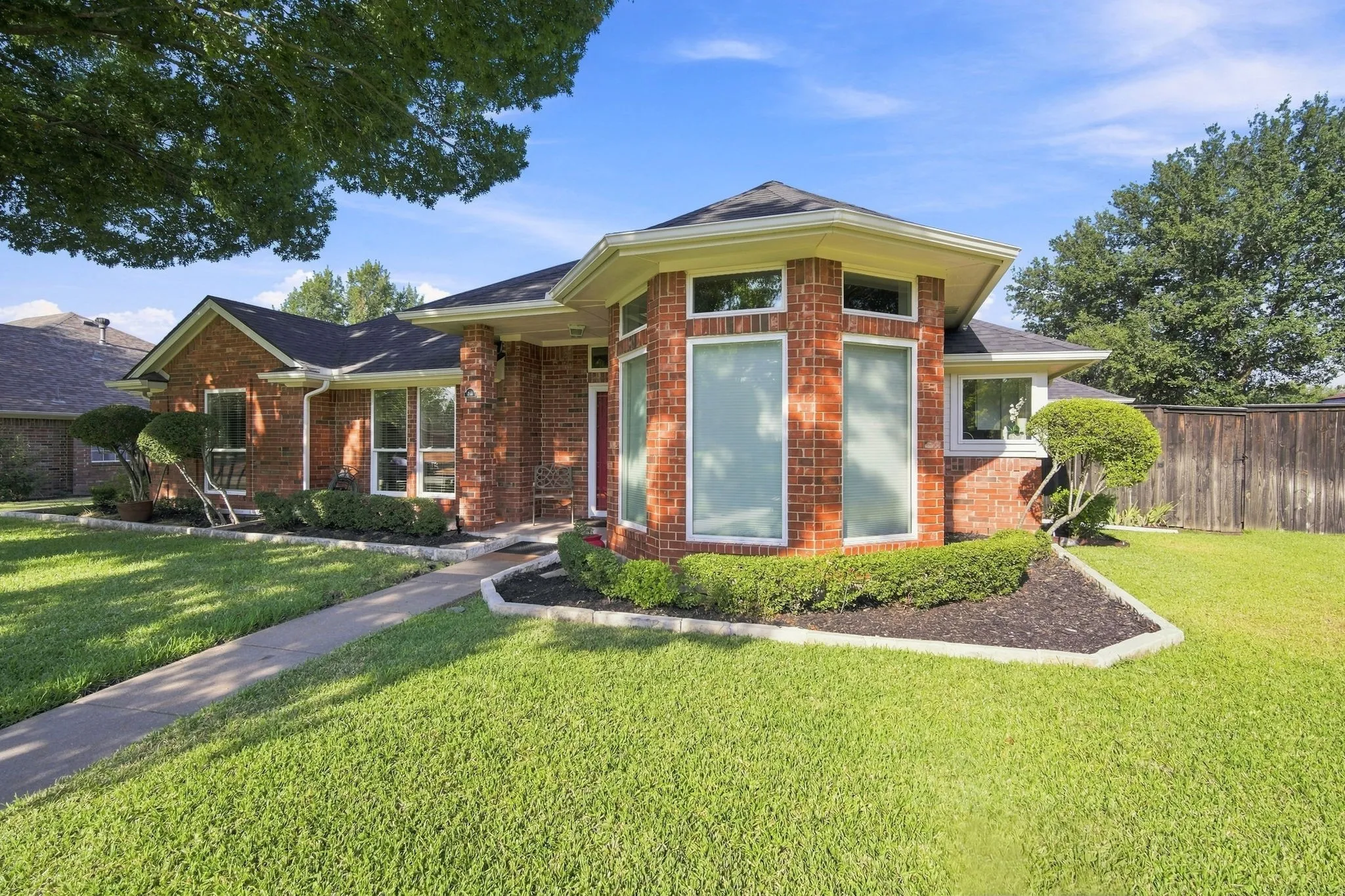 Single Family Residence For Sale in Ellis County , 214 Barbara Way, Red Oak, Texas 75154, 4 Bedroom, 3 Bathroom, 2 Garage spaces, 2,028 Sqft, built in 1993, mls#21371495, Real Estate Agent in Red Oak, Homes For Sale in Ellis county, Homes For Sale in Red Oak, Realtor in Red Oak Texas, Real Estate Brokerage Independent Realty Texas, Luminita Cordes Realtor