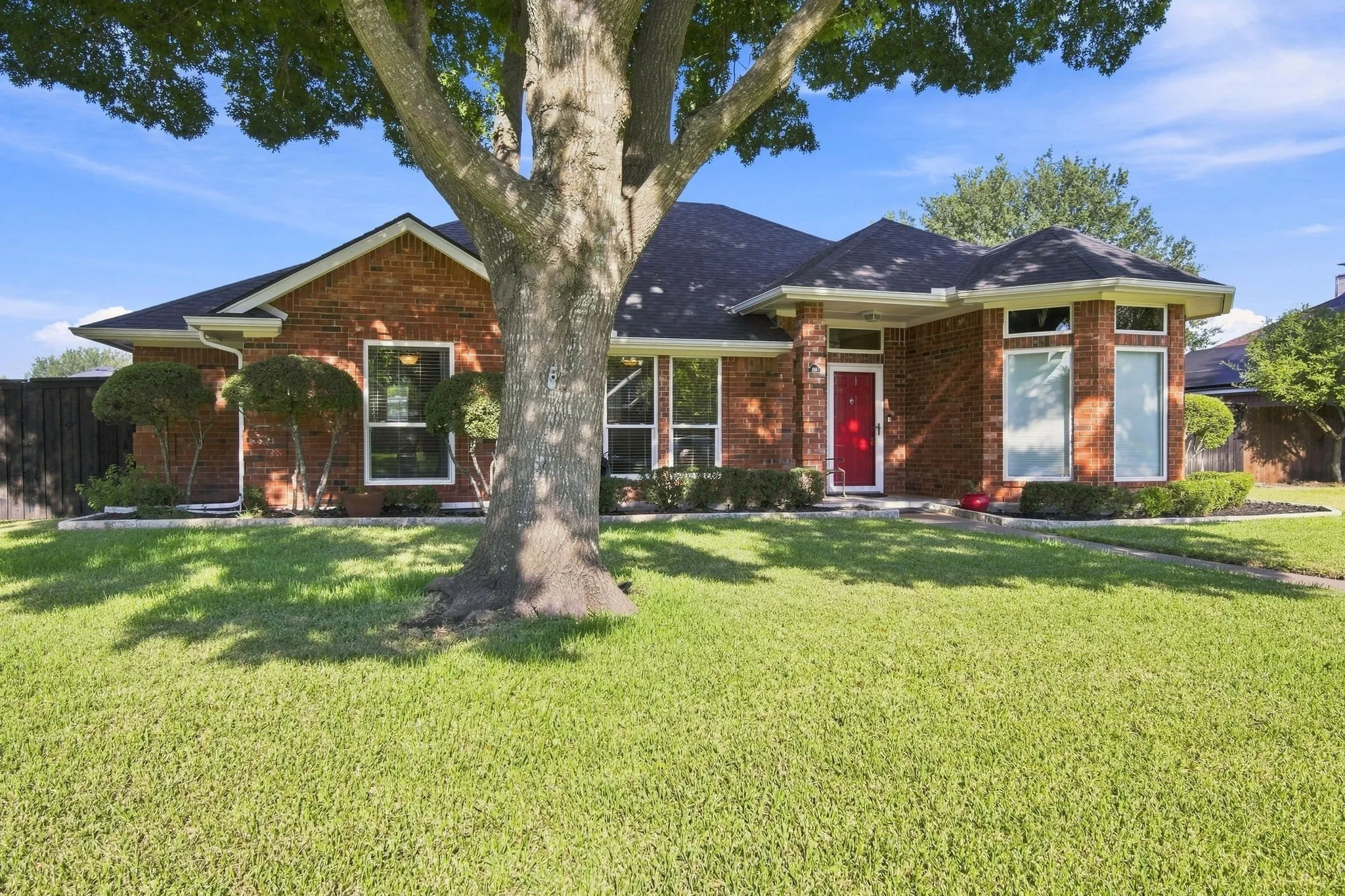 Single Family Residence For Sale in Ellis County , 214 Barbara Way, Red Oak, Texas 75154, 4 Bedroom, 3 Bathroom, 2 Garage spaces, 2,028 Sqft, built in 1993, mls#21371495, Real Estate Agent in Red Oak, Homes For Sale in Ellis county, Homes For Sale in Red Oak, Realtor in Red Oak Texas, Real Estate Brokerage Independent Realty Texas, Luminita Cordes Realtor