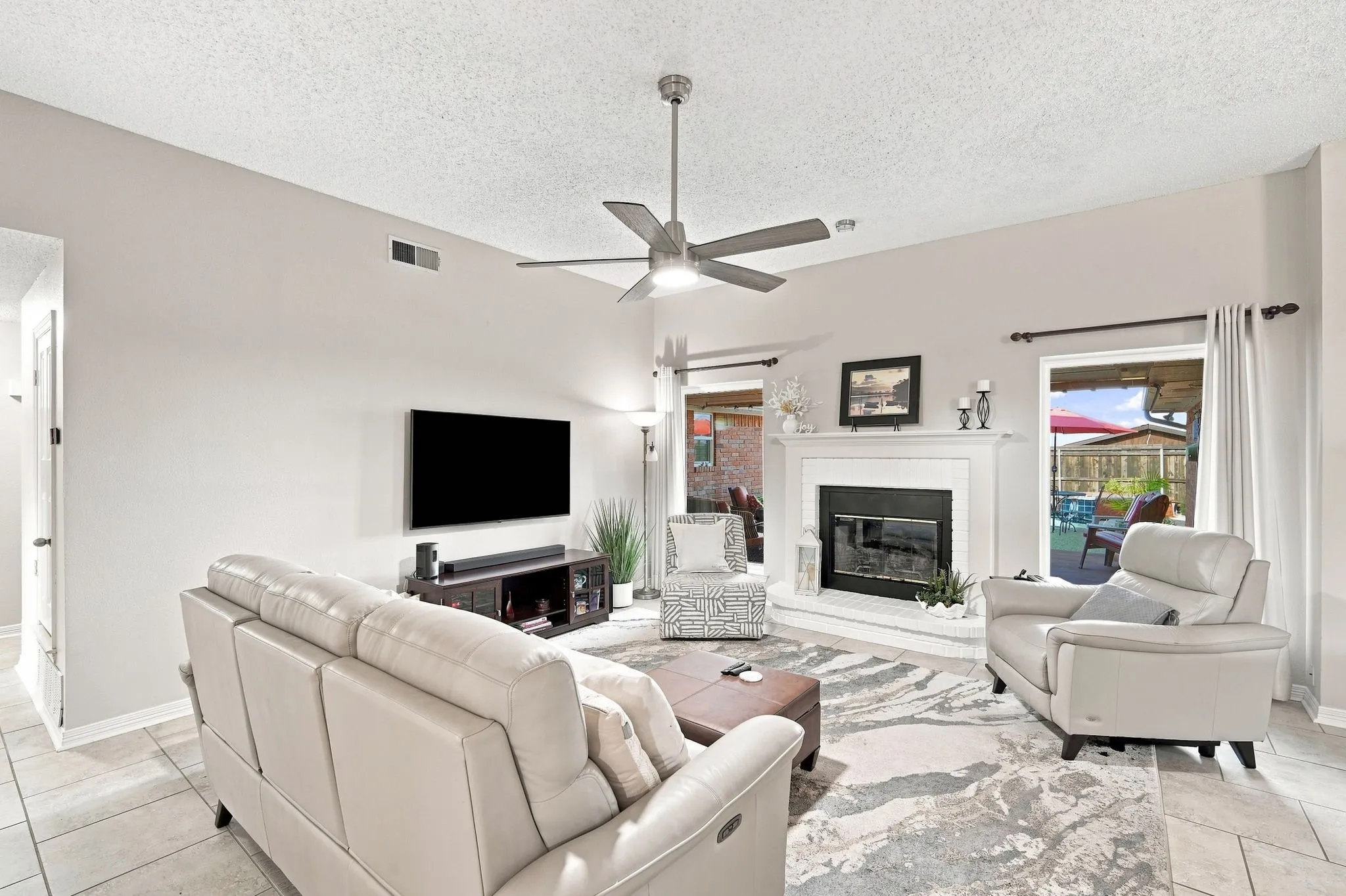 Single Family Residence For Sale in Ellis County , 214 Barbara Way, Red Oak, Texas 75154, 4 Bedroom, 3 Bathroom, 2 Garage spaces, 2,028 Sqft, built in 1993, mls#21371495, Real Estate Agent in Red Oak, Homes For Sale in Ellis county, Homes For Sale in Red Oak, Realtor in Red Oak Texas, Real Estate Brokerage Independent Realty Texas, Luminita Cordes Realtor