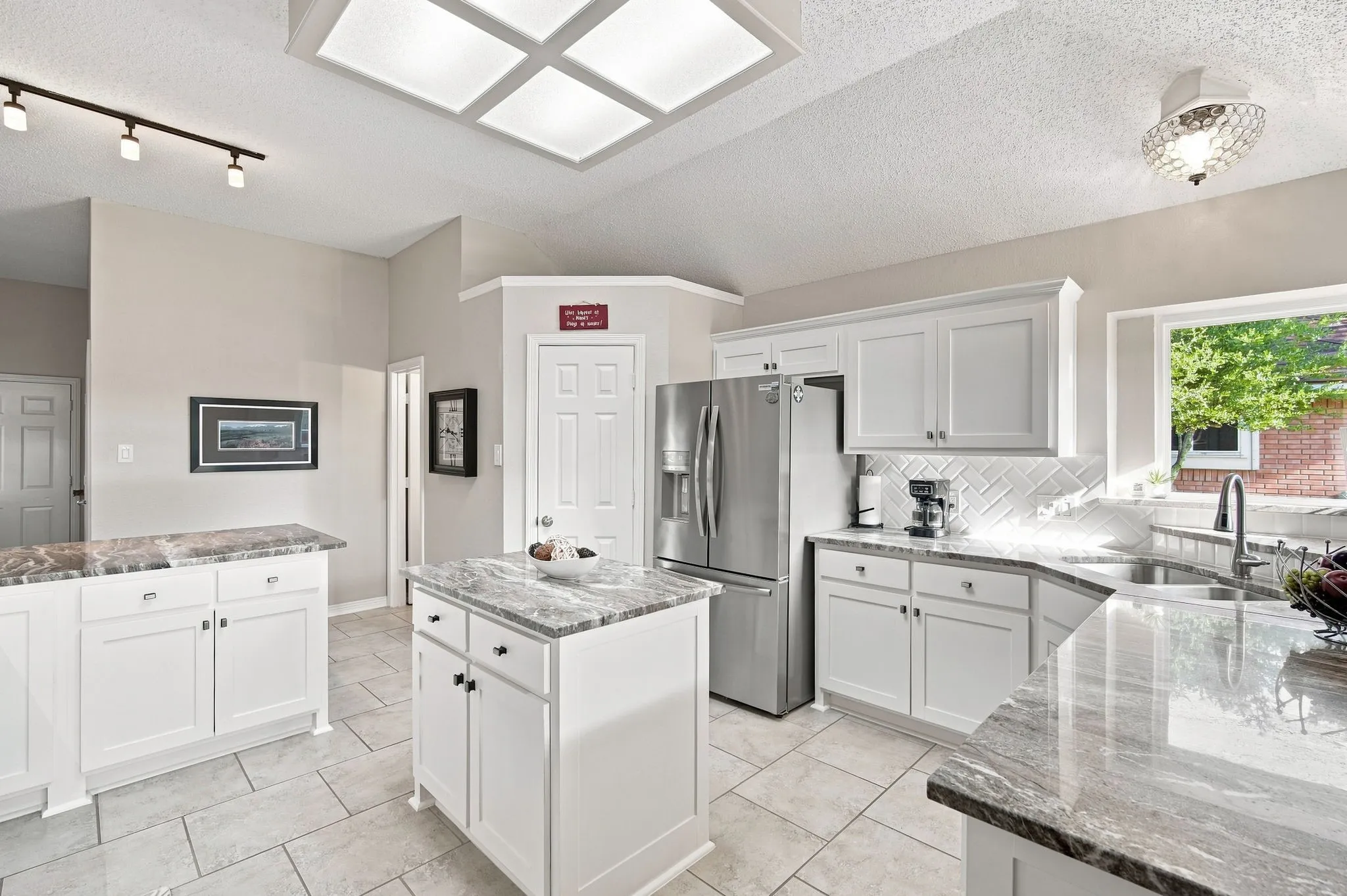 Single Family Residence For Sale in Ellis County , 214 Barbara Way, Red Oak, Texas 75154, 4 Bedroom, 3 Bathroom, 2 Garage spaces, 2,028 Sqft, built in 1993, mls#21371495, Real Estate Agent in Red Oak, Homes For Sale in Ellis county, Homes For Sale in Red Oak, Realtor in Red Oak Texas, Real Estate Brokerage Independent Realty Texas, Luminita Cordes Realtor