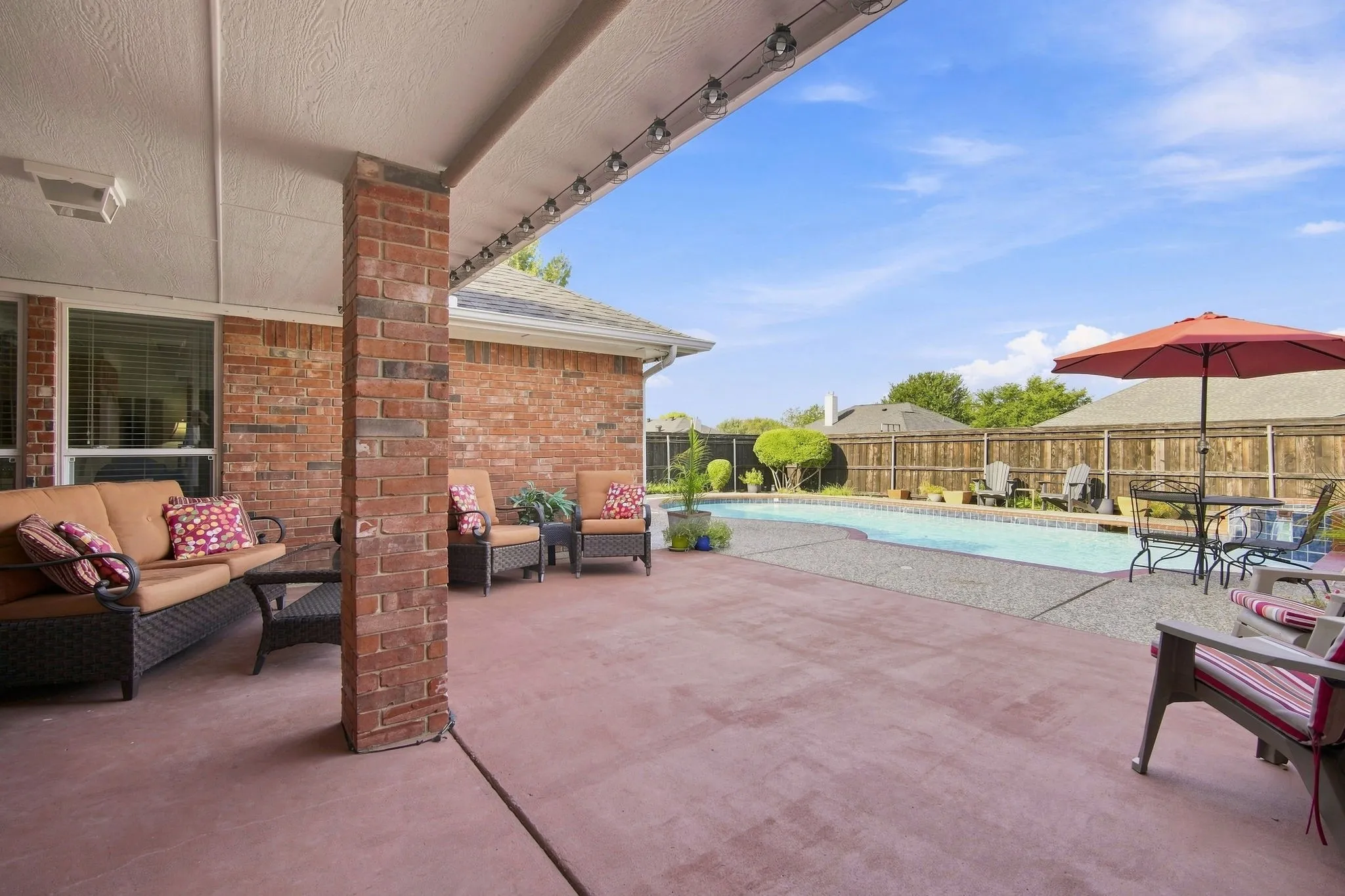 Single Family Residence For Sale in Ellis County , 214 Barbara Way, Red Oak, Texas 75154, 4 Bedroom, 3 Bathroom, 2 Garage spaces, 2,028 Sqft, built in 1993, mls#21371495, Real Estate Agent in Red Oak, Homes For Sale in Ellis county, Homes For Sale in Red Oak, Realtor in Red Oak Texas, Real Estate Brokerage Independent Realty Texas, Luminita Cordes Realtor