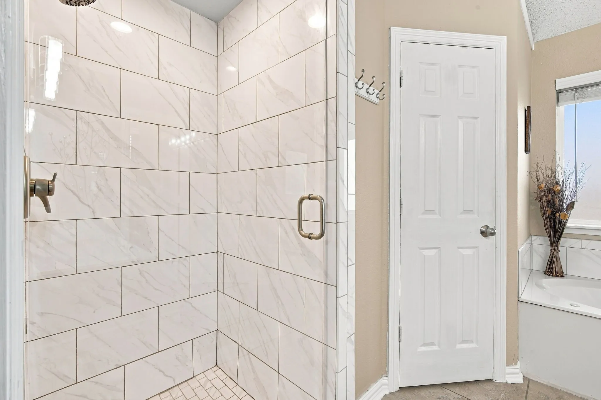 Single Family Residence For Sale in Ellis County , 214 Barbara Way, Red Oak, Texas 75154, 4 Bedroom, 3 Bathroom, 2 Garage spaces, 2,028 Sqft, built in 1993, mls#21371495, Real Estate Agent in Red Oak, Homes For Sale in Ellis county, Homes For Sale in Red Oak, Realtor in Red Oak Texas, Real Estate Brokerage Independent Realty Texas, Luminita Cordes Realtor