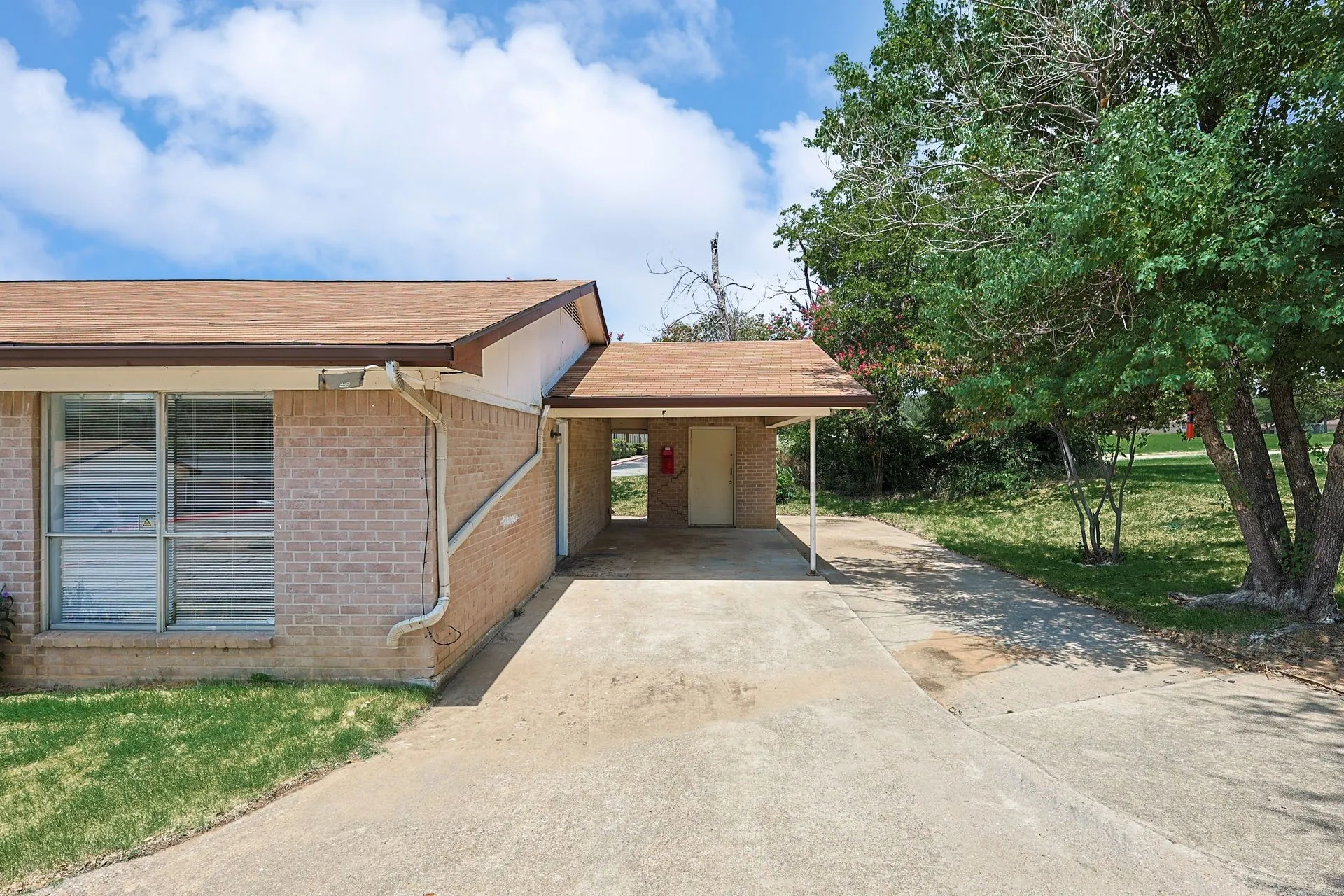 Apartment For Rent in Tarrant County , 2637 W Randol Mill Road 2639-B, Arlington, Texas 76012, 2 Bedroom, 2 Bathroom, Garage spaces, 968 Sqft, built in 1970, mls#21371927, Real Estate Agent in Arlington, Homes For Rent in Tarrant county, Homes For Rent in Arlington, Realtor in Arlington Texas, Real Estate Brokerage Independent Realty Texas, Luminita Cordes Realtor