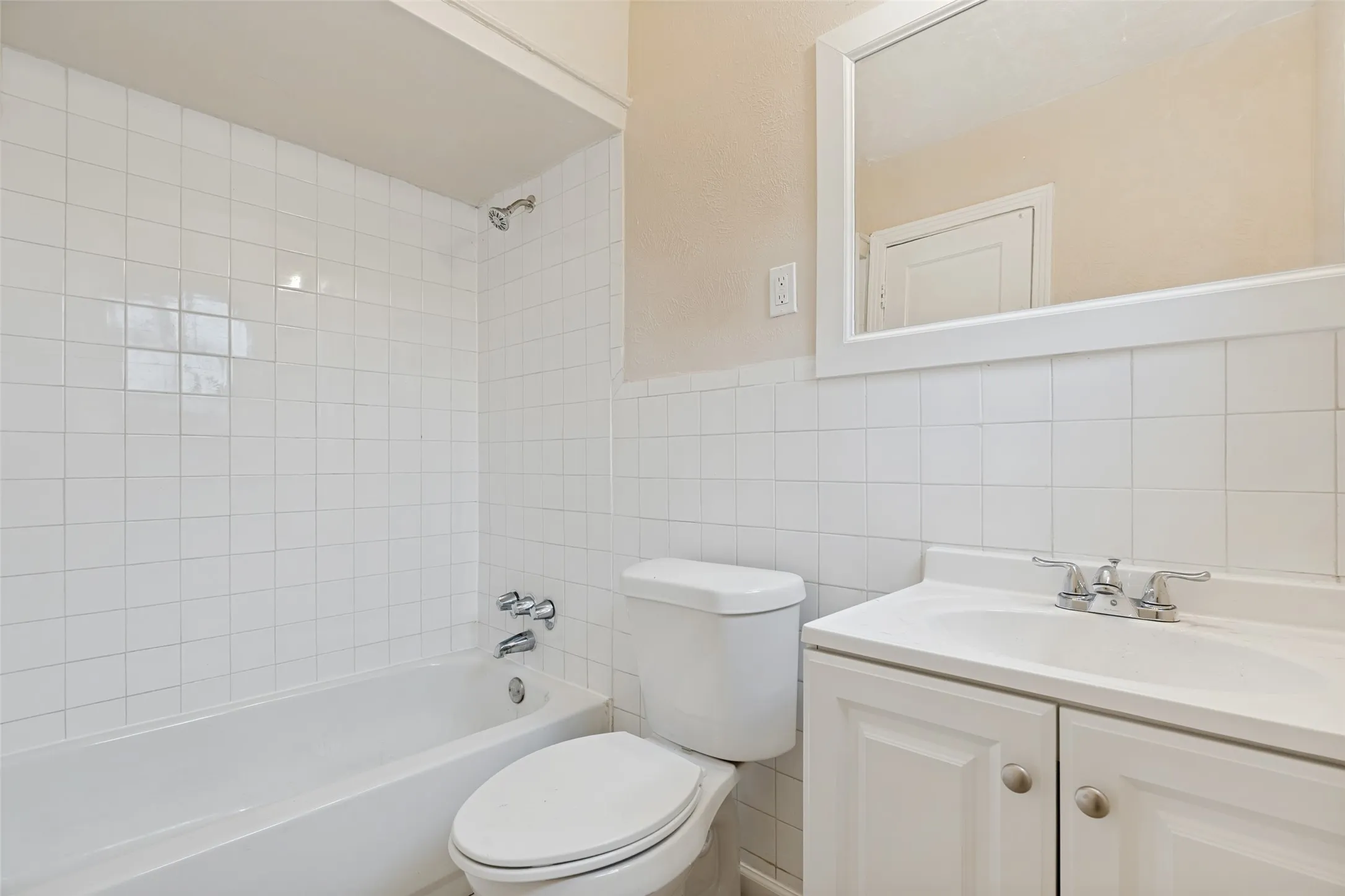 Single Family Residence For Sale in Dallas County , 1821 Overhill Lane, Dallas, Texas 75216, 4 Bedroom, 2 Bathroom, Garage spaces, 1,220 Sqft, built in 1948, mls#21371939, Real Estate Agent in Dallas, Homes For Sale in Dallas county, Homes For Sale in Dallas, Realtor in Dallas Texas, Real Estate Brokerage Independent Realty Texas, Luminita Cordes Realtor