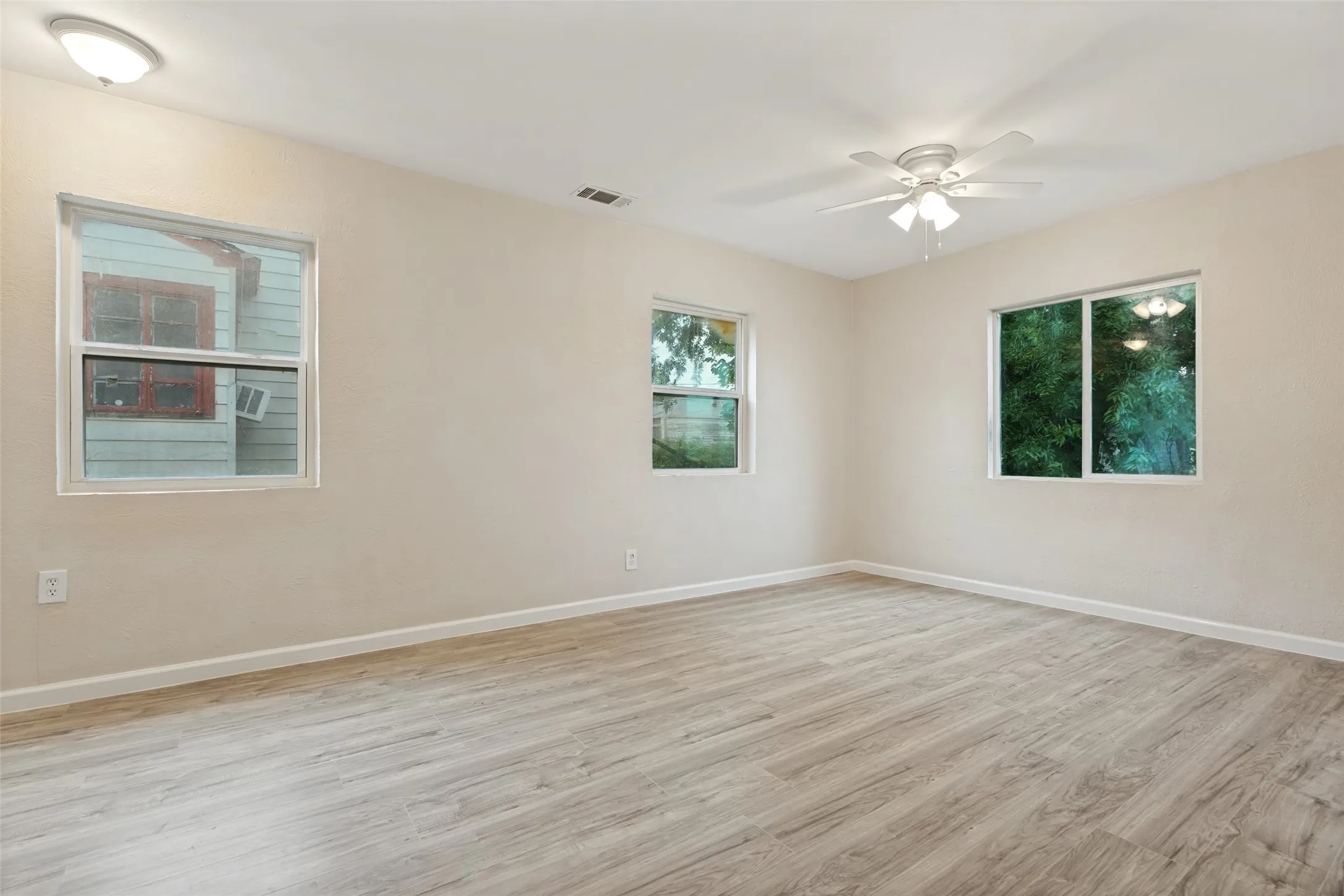Single Family Residence For Sale in Dallas County , 1821 Overhill Lane, Dallas, Texas 75216, 4 Bedroom, 2 Bathroom, Garage spaces, 1,220 Sqft, built in 1948, mls#21371939, Real Estate Agent in Dallas, Homes For Sale in Dallas county, Homes For Sale in Dallas, Realtor in Dallas Texas, Real Estate Brokerage Independent Realty Texas, Luminita Cordes Realtor