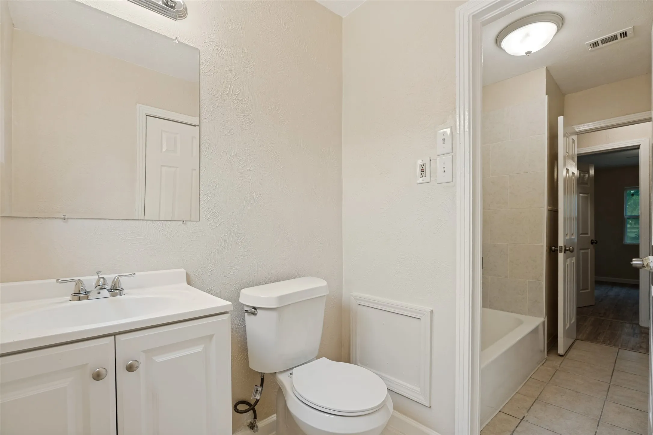 Single Family Residence For Sale in Dallas County , 1821 Overhill Lane, Dallas, Texas 75216, 4 Bedroom, 2 Bathroom, Garage spaces, 1,220 Sqft, built in 1948, mls#21371939, Real Estate Agent in Dallas, Homes For Sale in Dallas county, Homes For Sale in Dallas, Realtor in Dallas Texas, Real Estate Brokerage Independent Realty Texas, Luminita Cordes Realtor