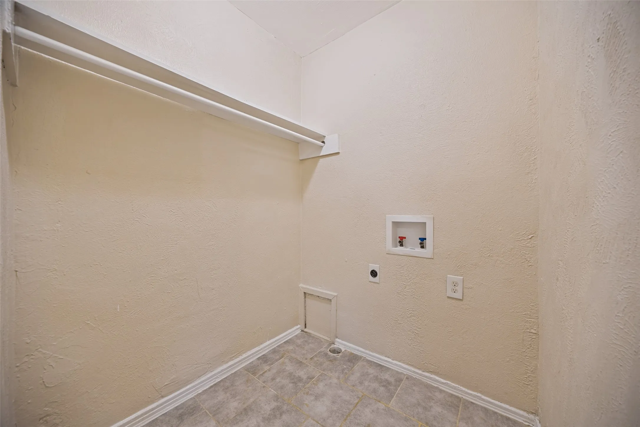 Single Family Residence For Sale in Dallas County , 1821 Overhill Lane, Dallas, Texas 75216, 4 Bedroom, 2 Bathroom, Garage spaces, 1,220 Sqft, built in 1948, mls#21371939, Real Estate Agent in Dallas, Homes For Sale in Dallas county, Homes For Sale in Dallas, Realtor in Dallas Texas, Real Estate Brokerage Independent Realty Texas, Luminita Cordes Realtor