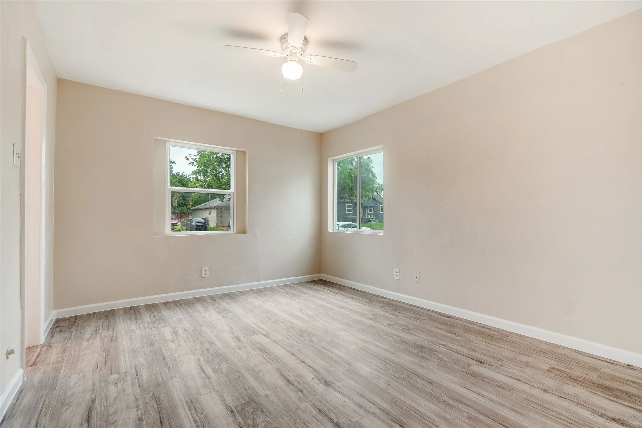 Single Family Residence For Sale in Dallas County , 1821 Overhill Lane, Dallas, Texas 75216, 4 Bedroom, 2 Bathroom, Garage spaces, 1,220 Sqft, built in 1948, mls#21371939, Real Estate Agent in Dallas, Homes For Sale in Dallas county, Homes For Sale in Dallas, Realtor in Dallas Texas, Real Estate Brokerage Independent Realty Texas, Luminita Cordes Realtor