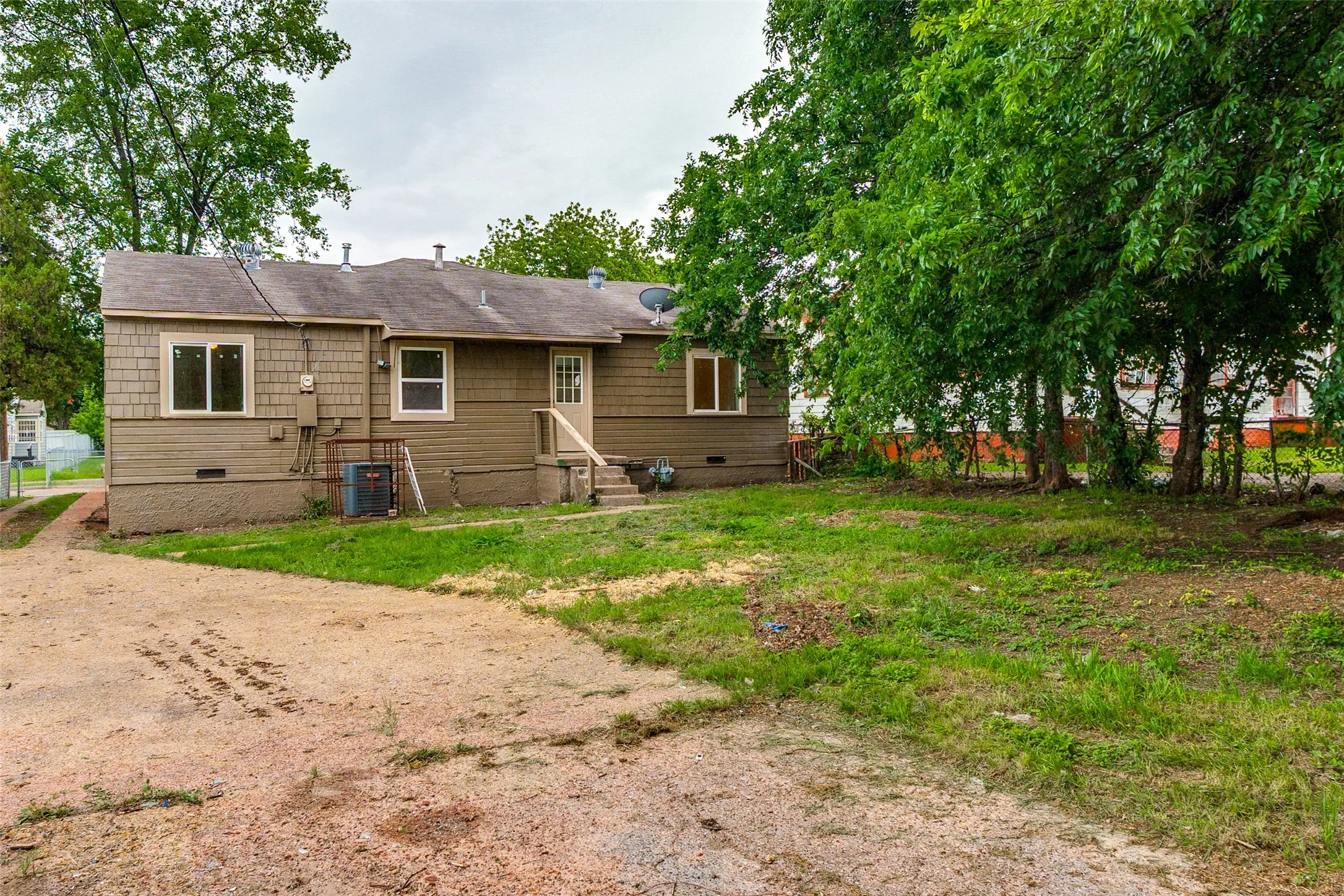 Single Family Residence For Sale in Dallas County , 1821 Overhill Lane, Dallas, Texas 75216, 4 Bedroom, 2 Bathroom, Garage spaces, 1,220 Sqft, built in 1948, mls#21371939, Real Estate Agent in Dallas, Homes For Sale in Dallas county, Homes For Sale in Dallas, Realtor in Dallas Texas, Real Estate Brokerage Independent Realty Texas, Luminita Cordes Realtor