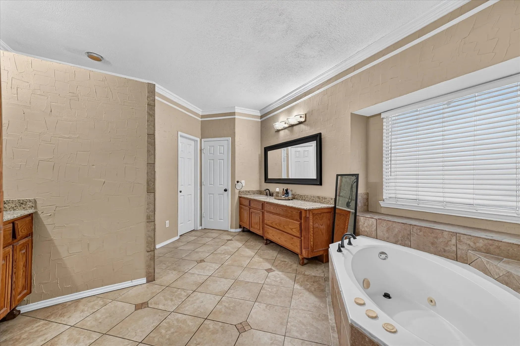 Single Family Residence For Sale in Dallas County , 5002 Petersburg Drive, Rowlett, Texas 75088, 5 Bedroom, 3 Bathroom, 2 Garage spaces, 3,898 Sqft, built in 1999, mls#21369474, Real Estate Agent in Rowlett, Homes For Sale in Dallas county, Homes For Sale in Rowlett, Realtor in Rowlett Texas, Real Estate Brokerage Independent Realty Texas, Luminita Cordes Realtor