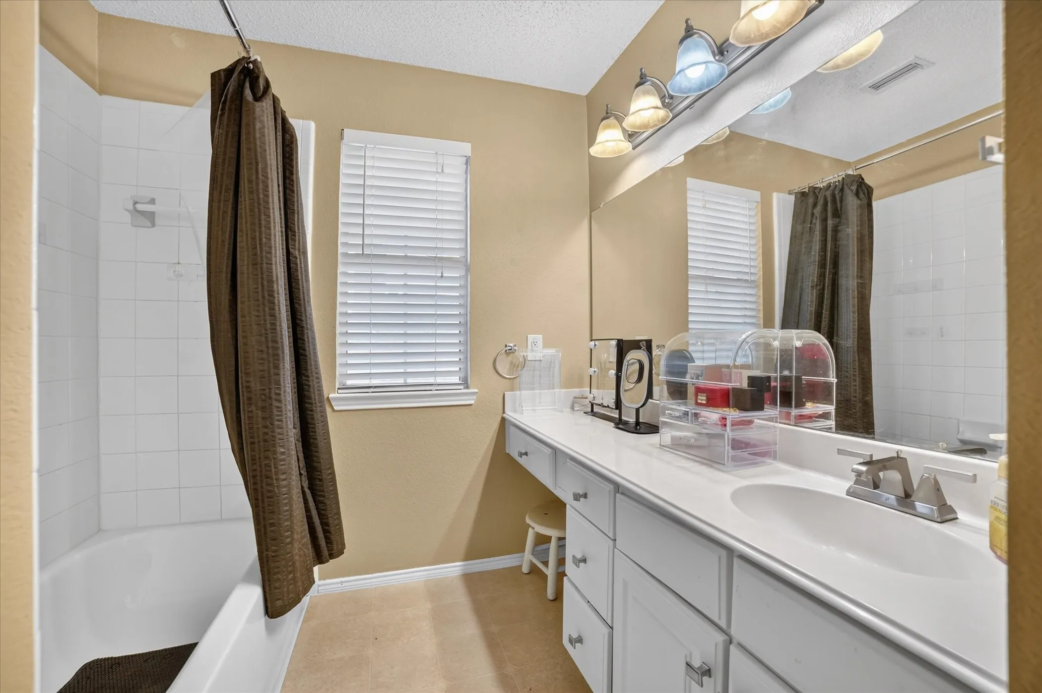 Single Family Residence For Sale in Dallas County , 5002 Petersburg Drive, Rowlett, Texas 75088, 5 Bedroom, 3 Bathroom, 2 Garage spaces, 3,898 Sqft, built in 1999, mls#21369474, Real Estate Agent in Rowlett, Homes For Sale in Dallas county, Homes For Sale in Rowlett, Realtor in Rowlett Texas, Real Estate Brokerage Independent Realty Texas, Luminita Cordes Realtor
