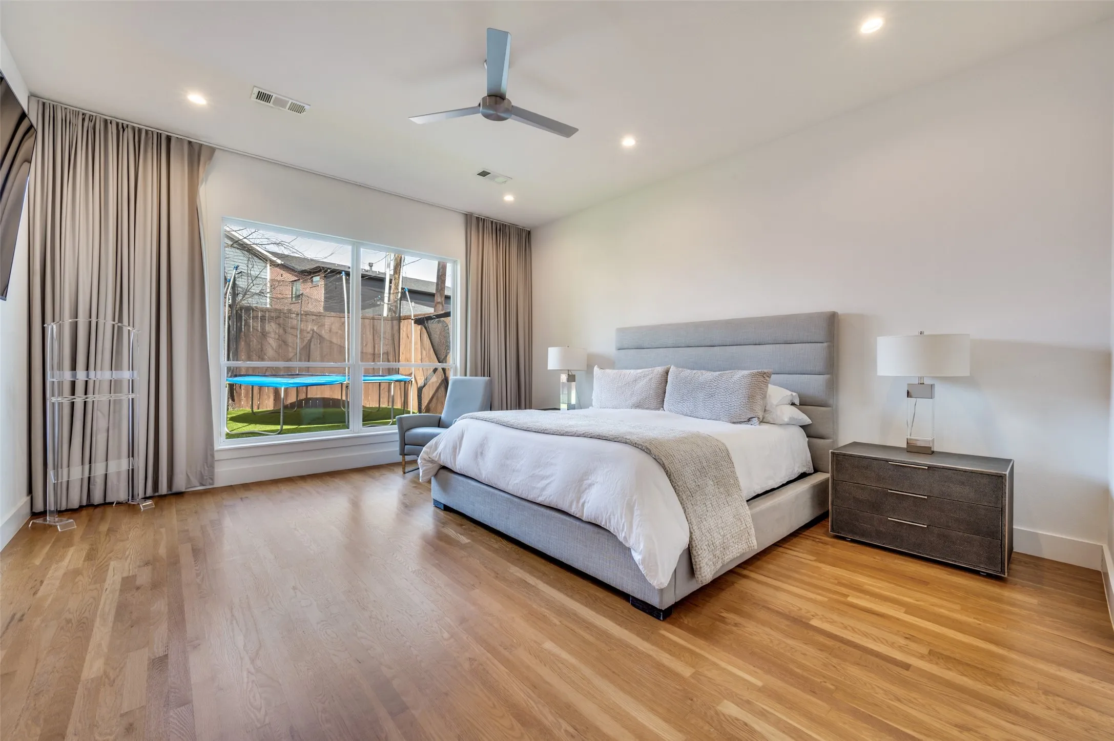 Single Family Residence For Rent in Dallas County , 3925 Lively Lane, Dallas, Texas 75220, 4 Bedroom, 4 Bathroom, 2 Garage spaces, 3,136 Sqft, built in 2019, mls#21371661, Real Estate Agent in Dallas, Homes For Rent in Dallas county, Homes For Rent in Dallas, Realtor in Dallas Texas, Real Estate Brokerage Independent Realty Texas, Luminita Cordes Realtor