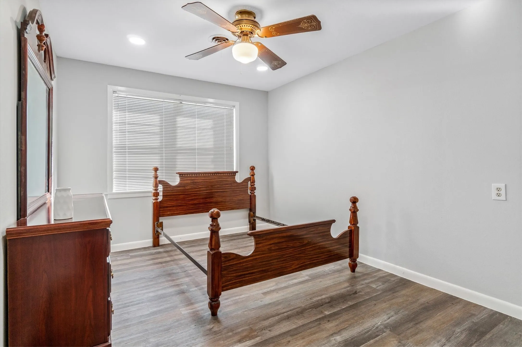 Single Family Residence For Sale in Henderson County , 8612 Fm 1616, Athens, Texas 75752, 3 Bedroom, 1 Bathroom, 2 Garage spaces, 1,360 Sqft, built in 1950, mls#21371855, Real Estate Agent in Athens, Homes For Sale in Henderson county, Homes For Sale in Athens, Realtor in Athens Texas, Real Estate Brokerage Independent Realty Texas, Luminita Cordes Realtor