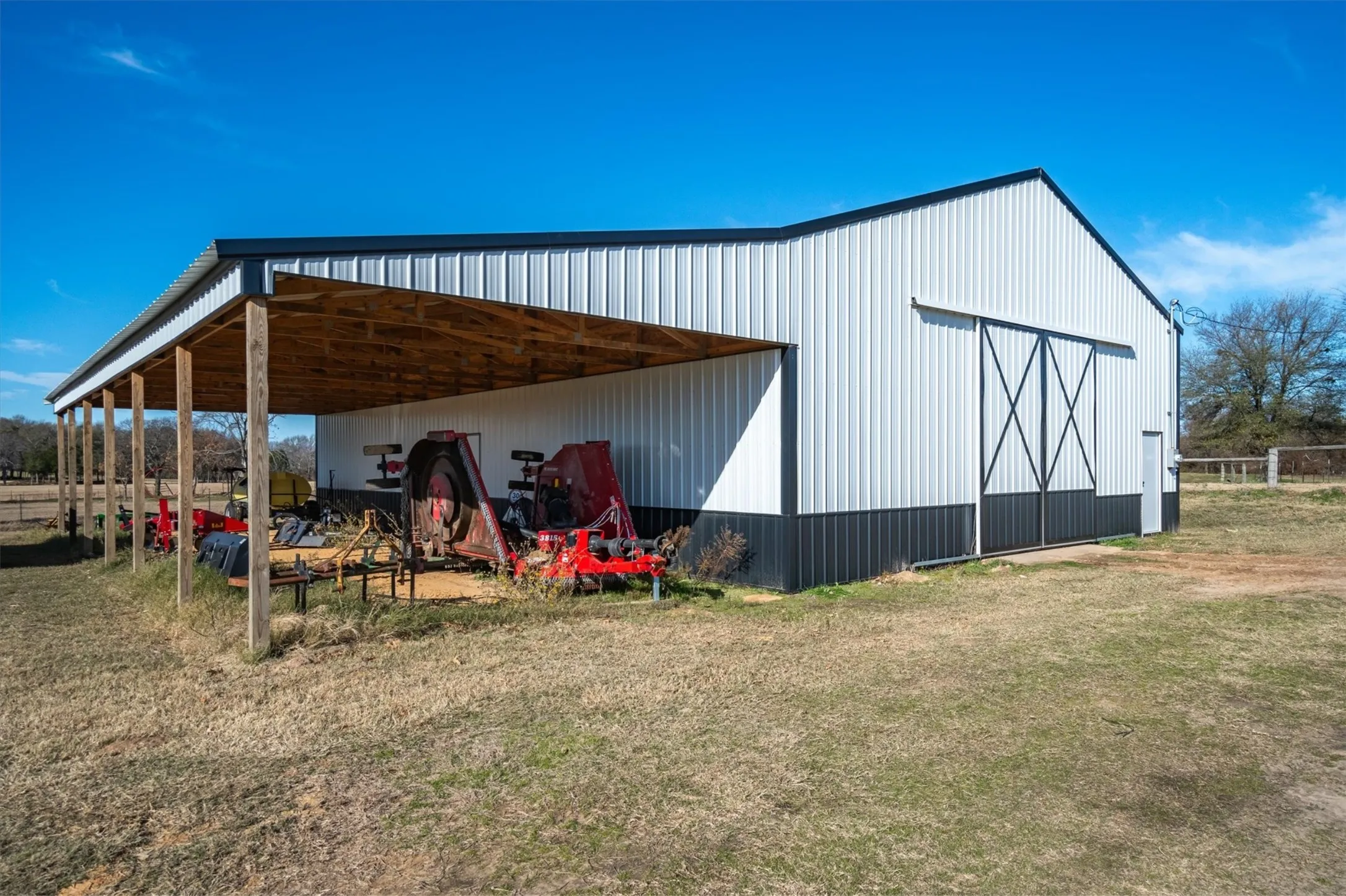 Single Family Residence For Sale in Henderson County , 8612 Fm 1616, Athens, Texas 75752, 3 Bedroom, 1 Bathroom, 2 Garage spaces, 1,360 Sqft, built in 1950, mls#21371855, Real Estate Agent in Athens, Homes For Sale in Henderson county, Homes For Sale in Athens, Realtor in Athens Texas, Real Estate Brokerage Independent Realty Texas, Luminita Cordes Realtor