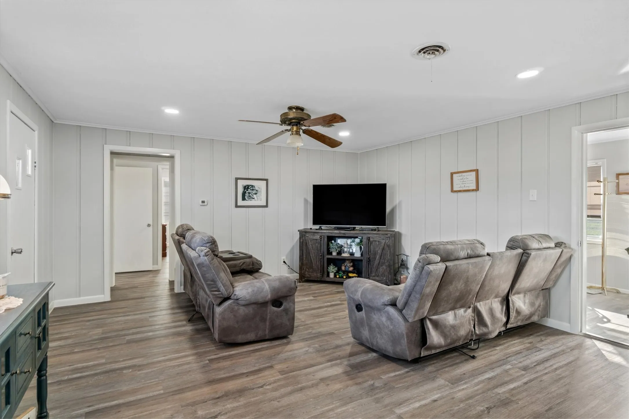 Single Family Residence For Sale in Henderson County , 8612 Fm 1616, Athens, Texas 75752, 3 Bedroom, 1 Bathroom, 2 Garage spaces, 1,360 Sqft, built in 1950, mls#21371855, Real Estate Agent in Athens, Homes For Sale in Henderson county, Homes For Sale in Athens, Realtor in Athens Texas, Real Estate Brokerage Independent Realty Texas, Luminita Cordes Realtor