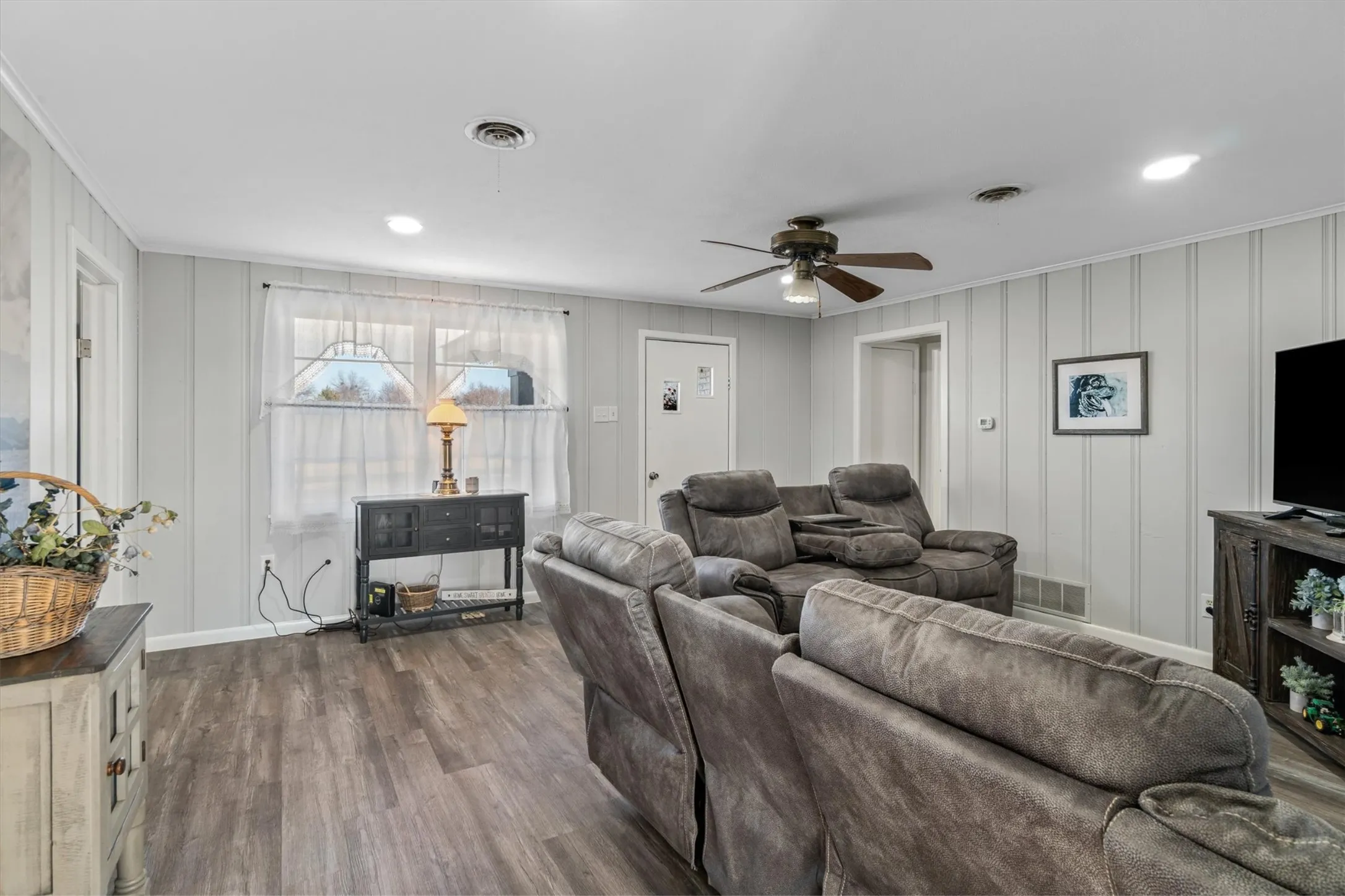 Single Family Residence For Sale in Henderson County , 8612 Fm 1616, Athens, Texas 75752, 3 Bedroom, 1 Bathroom, 2 Garage spaces, 1,360 Sqft, built in 1950, mls#21371855, Real Estate Agent in Athens, Homes For Sale in Henderson county, Homes For Sale in Athens, Realtor in Athens Texas, Real Estate Brokerage Independent Realty Texas, Luminita Cordes Realtor