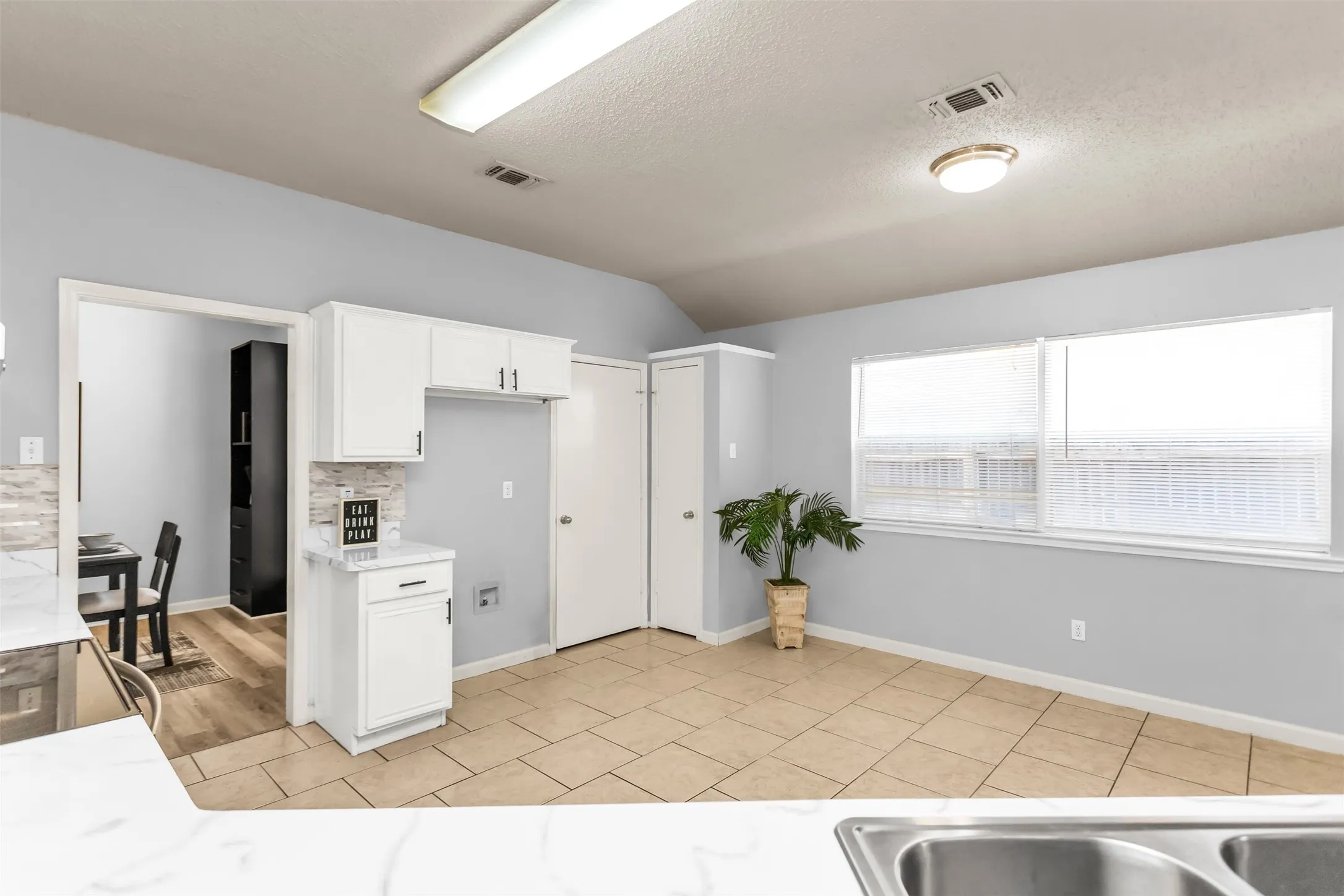 Single Family Residence For Sale in Dallas County , 515 Alameda Avenue, Duncanville, Texas 75137, 3 Bedroom, 2 Bathroom, 2 Garage spaces, 1,824 Sqft, built in 1997, mls#21371693, Real Estate Agent in Duncanville, Homes For Sale in Dallas county, Homes For Sale in Duncanville, Realtor in Duncanville Texas, Real Estate Brokerage Independent Realty Texas, Luminita Cordes Realtor