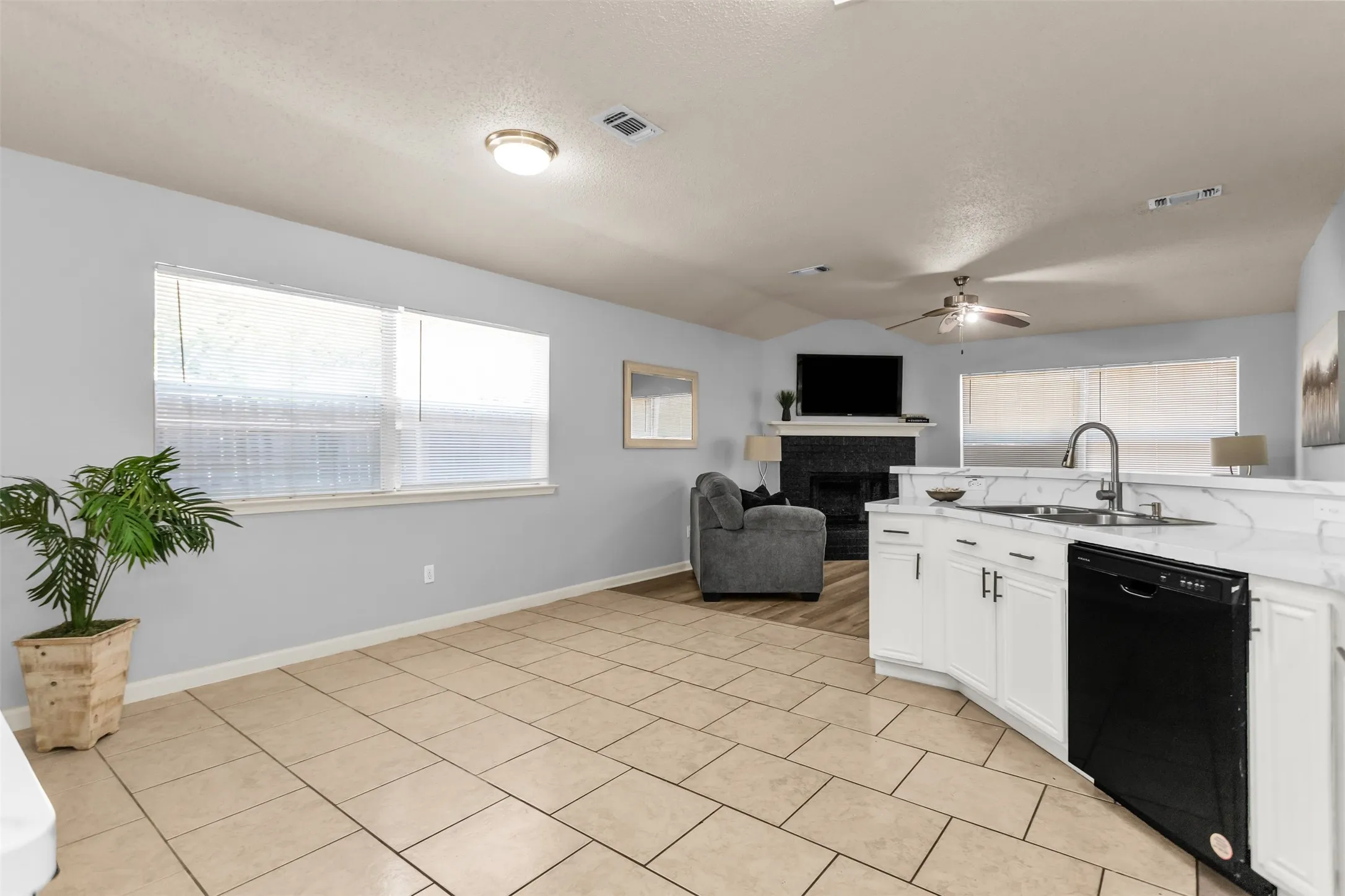 Single Family Residence For Sale in Dallas County , 515 Alameda Avenue, Duncanville, Texas 75137, 3 Bedroom, 2 Bathroom, 2 Garage spaces, 1,824 Sqft, built in 1997, mls#21371693, Real Estate Agent in Duncanville, Homes For Sale in Dallas county, Homes For Sale in Duncanville, Realtor in Duncanville Texas, Real Estate Brokerage Independent Realty Texas, Luminita Cordes Realtor