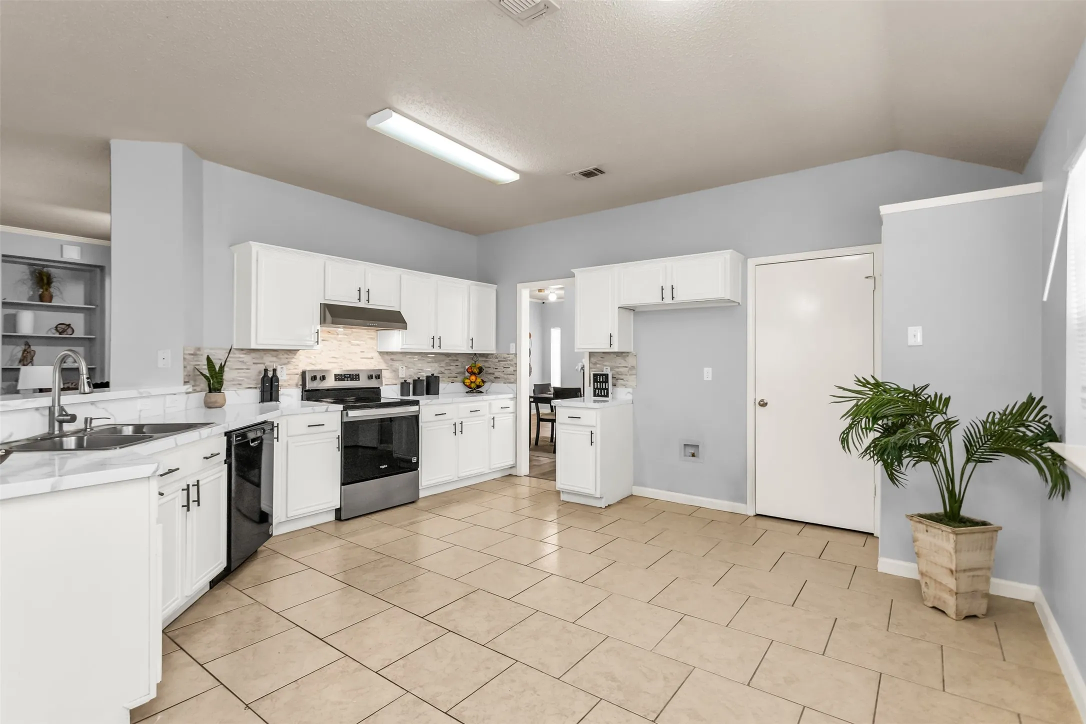 Single Family Residence For Sale in Dallas County , 515 Alameda Avenue, Duncanville, Texas 75137, 3 Bedroom, 2 Bathroom, 2 Garage spaces, 1,824 Sqft, built in 1997, mls#21371693, Real Estate Agent in Duncanville, Homes For Sale in Dallas county, Homes For Sale in Duncanville, Realtor in Duncanville Texas, Real Estate Brokerage Independent Realty Texas, Luminita Cordes Realtor