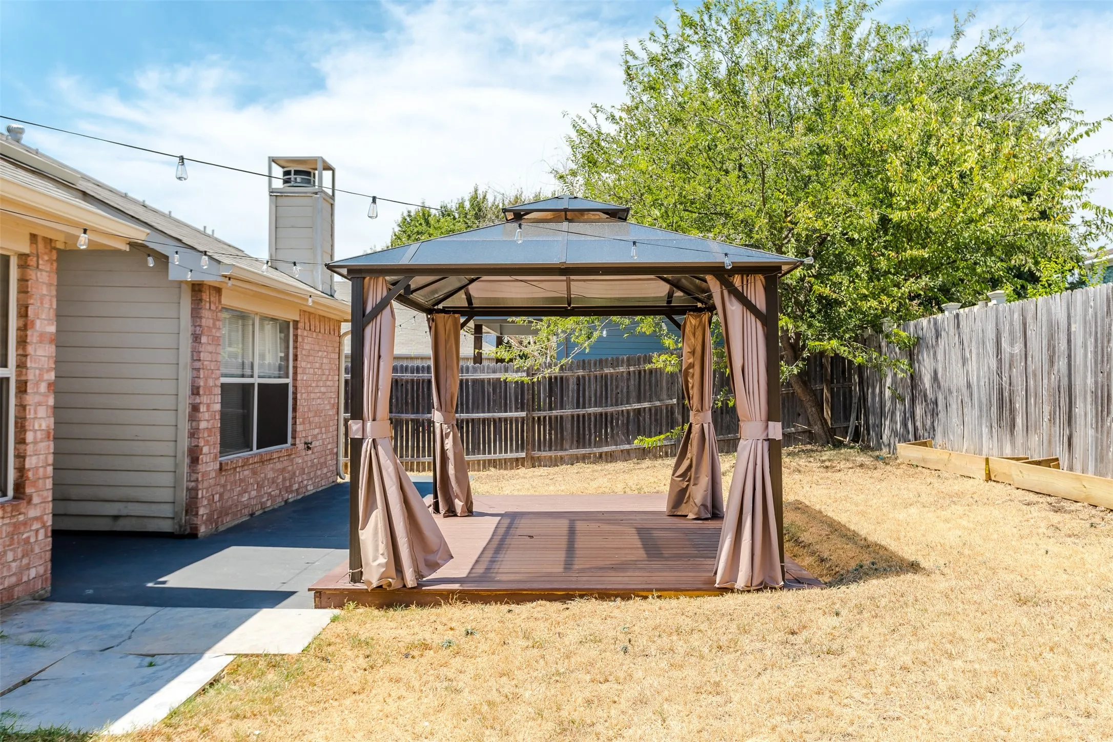 Single Family Residence For Sale in Dallas County , 515 Alameda Avenue, Duncanville, Texas 75137, 3 Bedroom, 2 Bathroom, 2 Garage spaces, 1,824 Sqft, built in 1997, mls#21371693, Real Estate Agent in Duncanville, Homes For Sale in Dallas county, Homes For Sale in Duncanville, Realtor in Duncanville Texas, Real Estate Brokerage Independent Realty Texas, Luminita Cordes Realtor