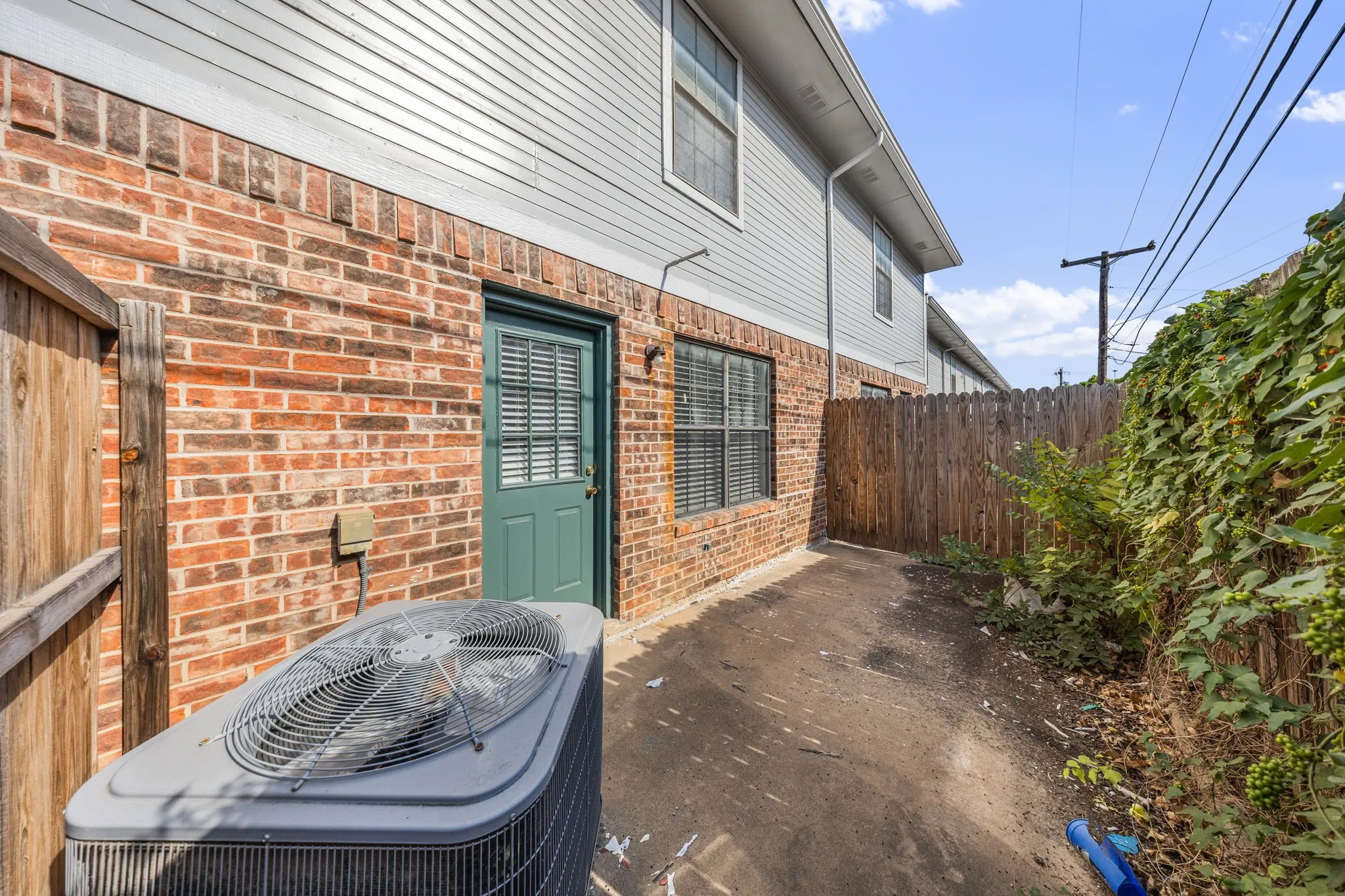 Townhouse For Rent in Denton County , 929 W Hickory Street A4, Denton, Texas 76201, 2 Bedroom, 3 Bathroom, Garage spaces, 1,047 Sqft, built in 1985, mls#21366612, Real Estate Agent in Denton, Homes For Rent in Denton county, Homes For Rent in Denton, Realtor in Denton Texas, Real Estate Brokerage Independent Realty Texas, Luminita Cordes Realtor