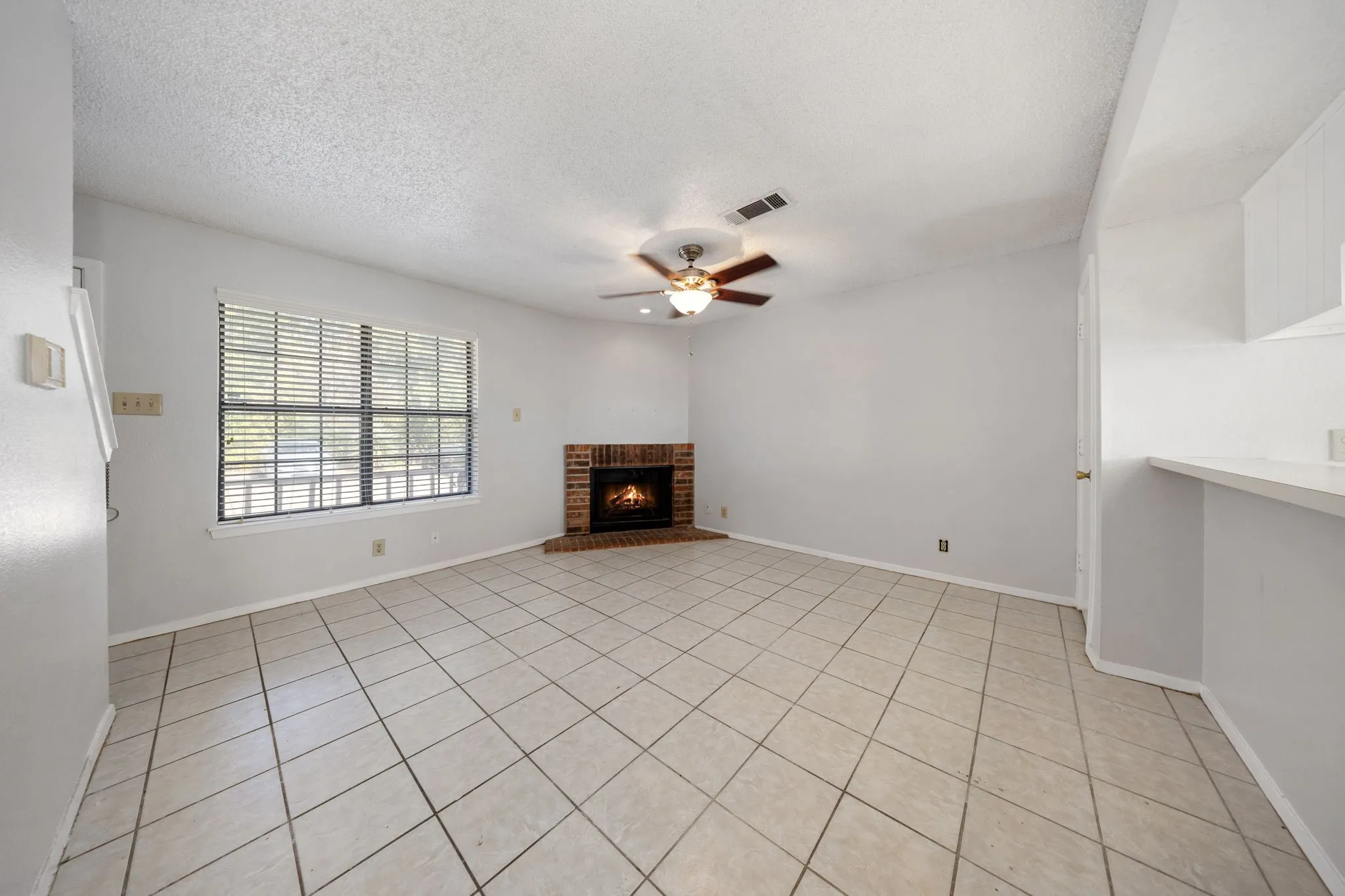 Townhouse For Rent in Denton County , 929 W Hickory Street A4, Denton, Texas 76201, 2 Bedroom, 3 Bathroom, Garage spaces, 1,047 Sqft, built in 1985, mls#21366612, Real Estate Agent in Denton, Homes For Rent in Denton county, Homes For Rent in Denton, Realtor in Denton Texas, Real Estate Brokerage Independent Realty Texas, Luminita Cordes Realtor