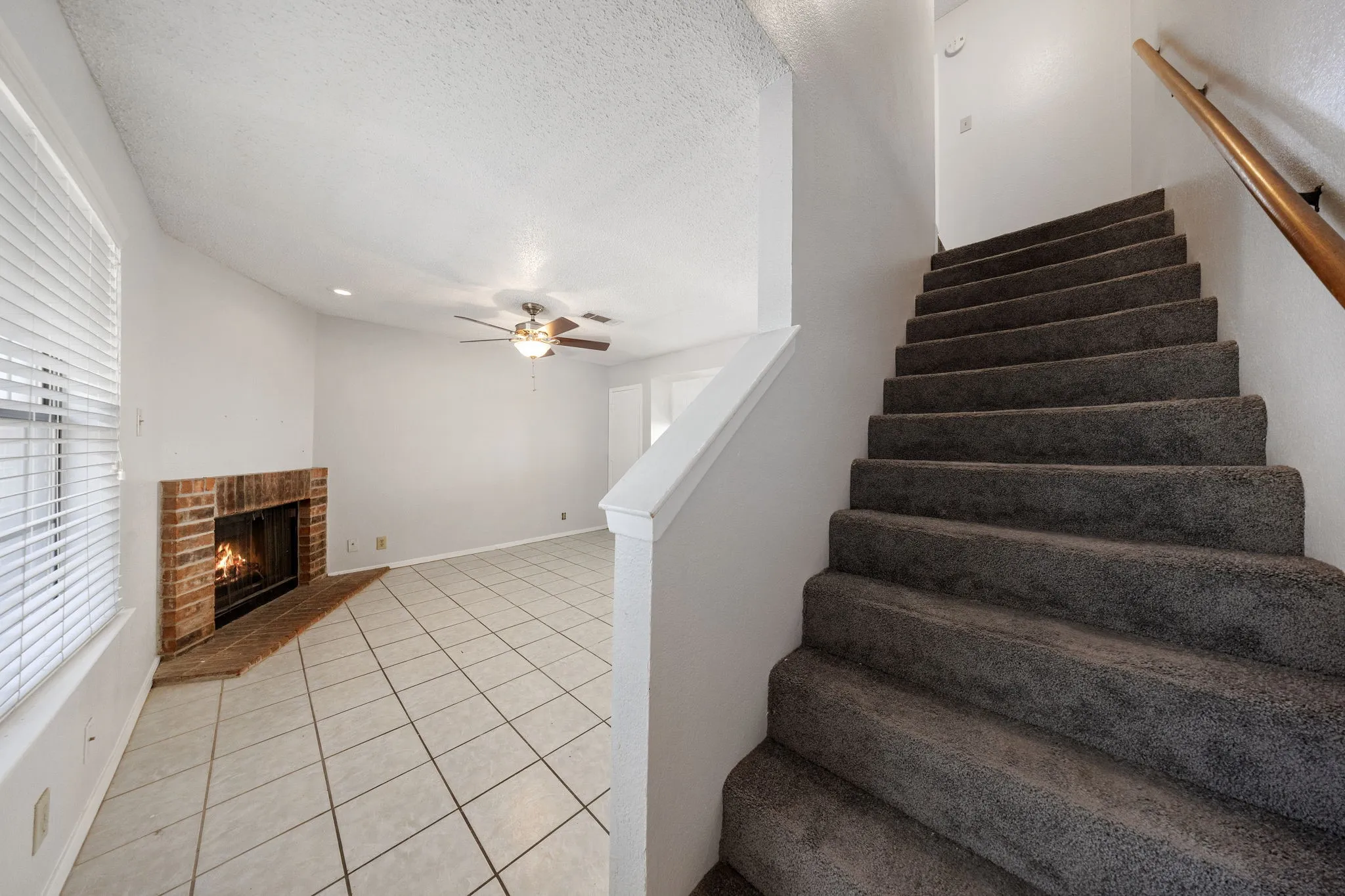 Townhouse For Rent in Denton County , 929 W Hickory Street A4, Denton, Texas 76201, 2 Bedroom, 3 Bathroom, Garage spaces, 1,047 Sqft, built in 1985, mls#21366612, Real Estate Agent in Denton, Homes For Rent in Denton county, Homes For Rent in Denton, Realtor in Denton Texas, Real Estate Brokerage Independent Realty Texas, Luminita Cordes Realtor