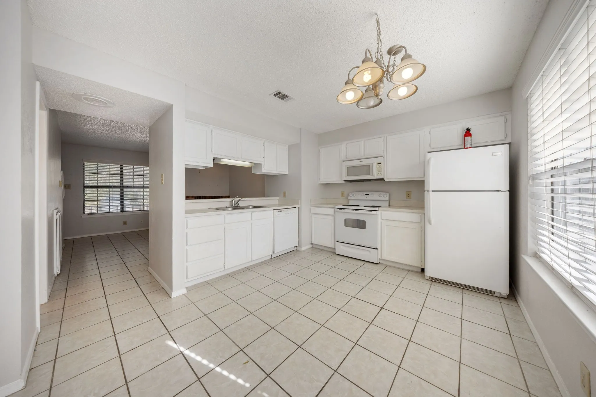 Townhouse For Rent in Denton County , 929 W Hickory Street A4, Denton, Texas 76201, 2 Bedroom, 3 Bathroom, Garage spaces, 1,047 Sqft, built in 1985, mls#21366612, Real Estate Agent in Denton, Homes For Rent in Denton county, Homes For Rent in Denton, Realtor in Denton Texas, Real Estate Brokerage Independent Realty Texas, Luminita Cordes Realtor