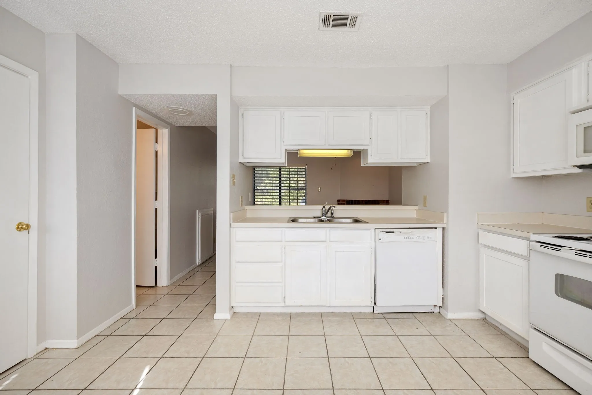 Townhouse For Rent in Denton County , 929 W Hickory Street A4, Denton, Texas 76201, 2 Bedroom, 3 Bathroom, Garage spaces, 1,047 Sqft, built in 1985, mls#21366612, Real Estate Agent in Denton, Homes For Rent in Denton county, Homes For Rent in Denton, Realtor in Denton Texas, Real Estate Brokerage Independent Realty Texas, Luminita Cordes Realtor