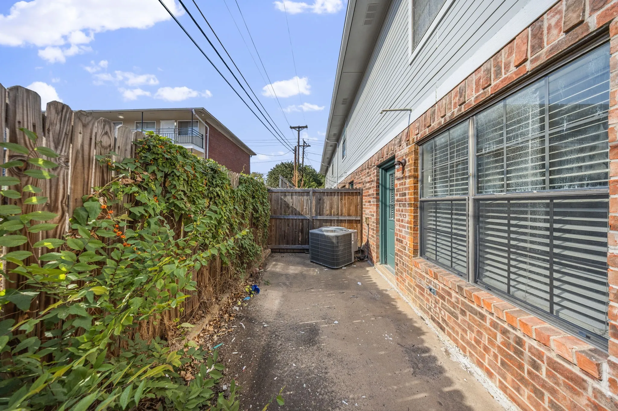 Townhouse For Rent in Denton County , 929 W Hickory Street A4, Denton, Texas 76201, 2 Bedroom, 3 Bathroom, Garage spaces, 1,047 Sqft, built in 1985, mls#21366612, Real Estate Agent in Denton, Homes For Rent in Denton county, Homes For Rent in Denton, Realtor in Denton Texas, Real Estate Brokerage Independent Realty Texas, Luminita Cordes Realtor